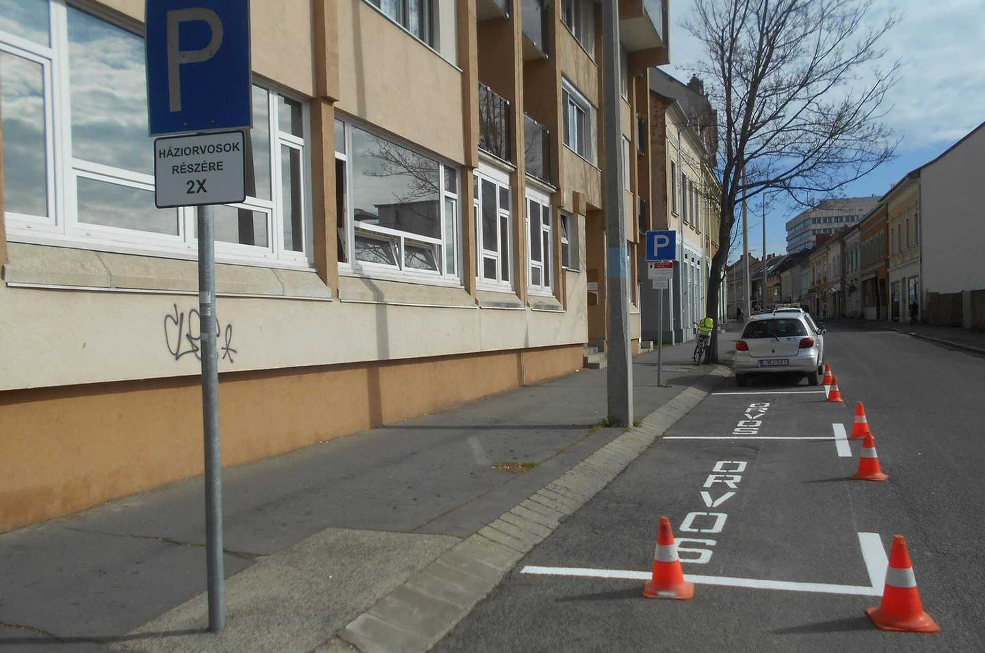 Háziorvosi parkolók a Kiskar utcánál