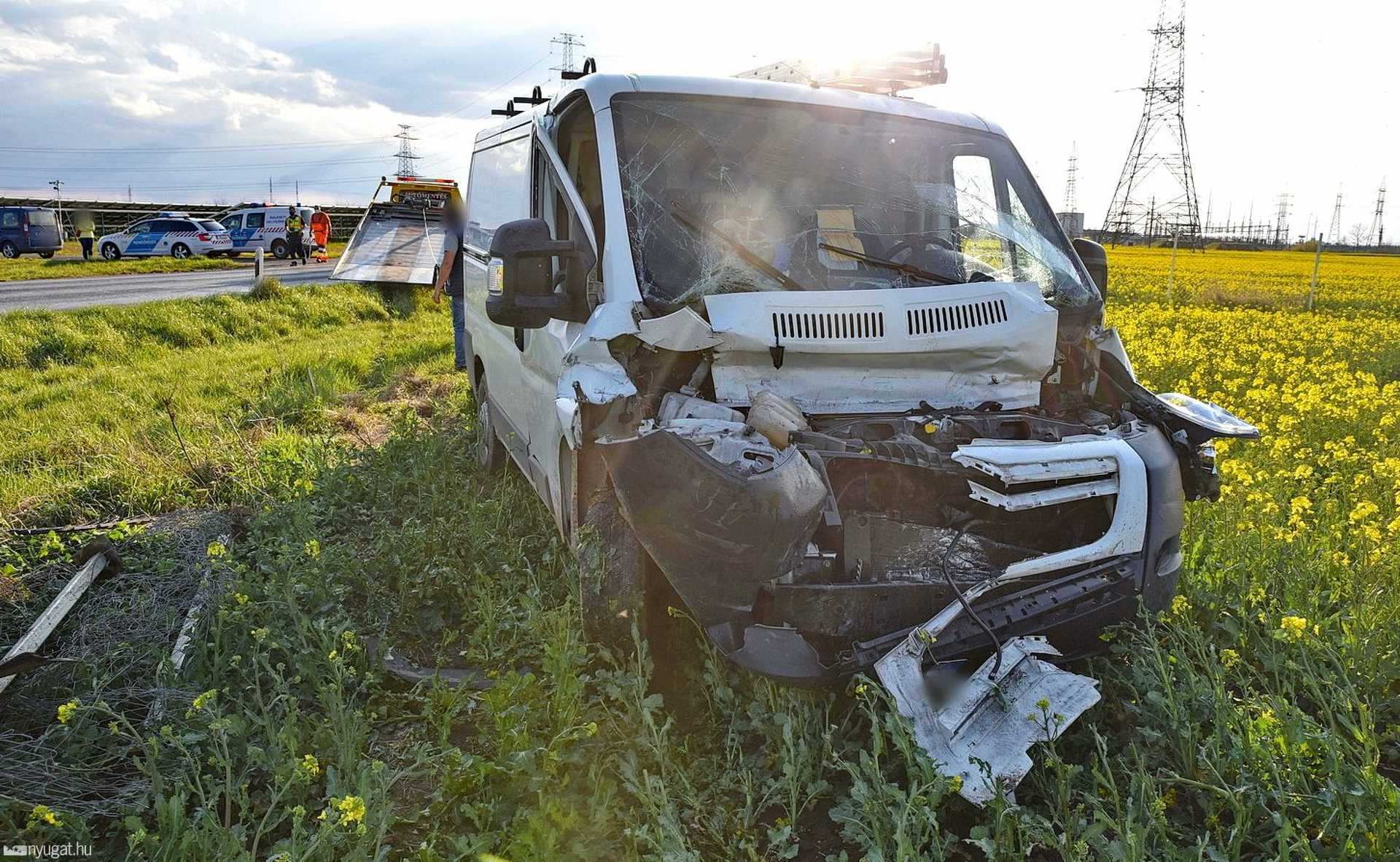 A baleset okozójának járműve repceföldön állt meg