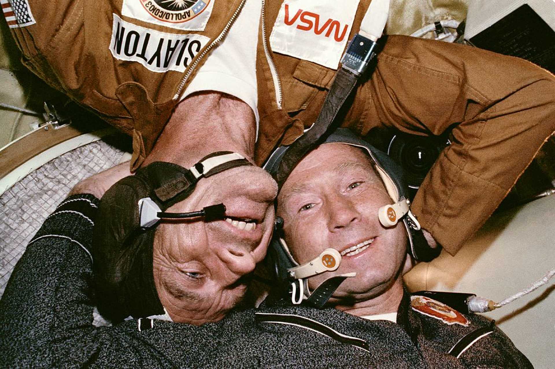 Deke Slayton és Alekszej Leonov a dokkolás után