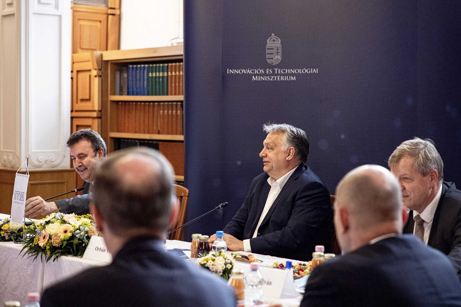 Orbán Viktor és Palkovics László a modellváltó egyetemeket fenntartó 21 alapítvány kuratóriumi elnökeivel tárgyalt