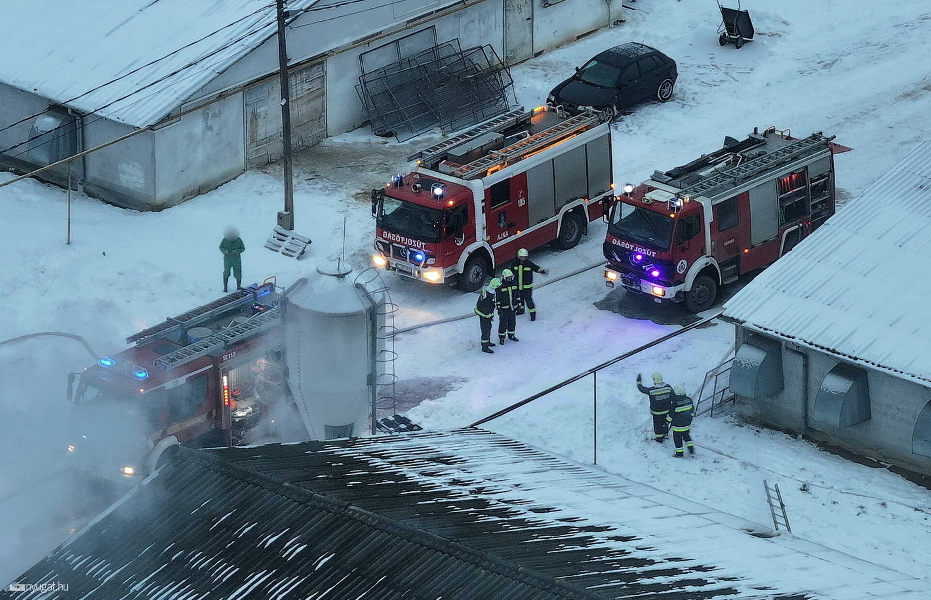 900 négyzetméteres pulykatartó épületben keletkezett tűz Jánosháza közelében - légifelvételek