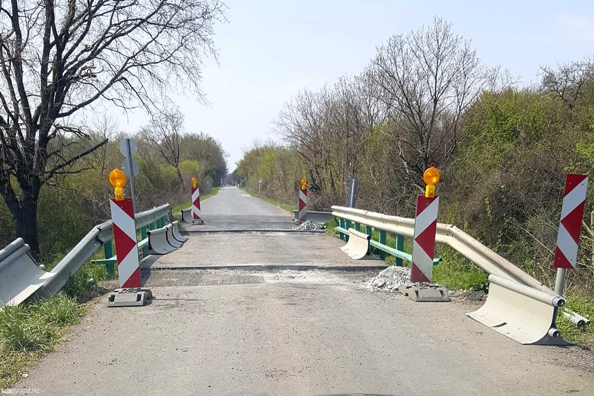 Erről az útról, illetve hídról van szó.