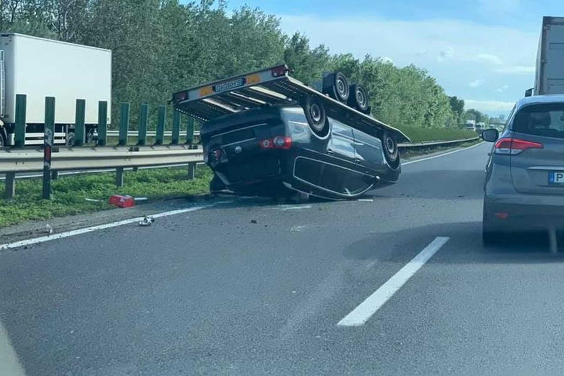 Fekborult autószállító az M1-esen