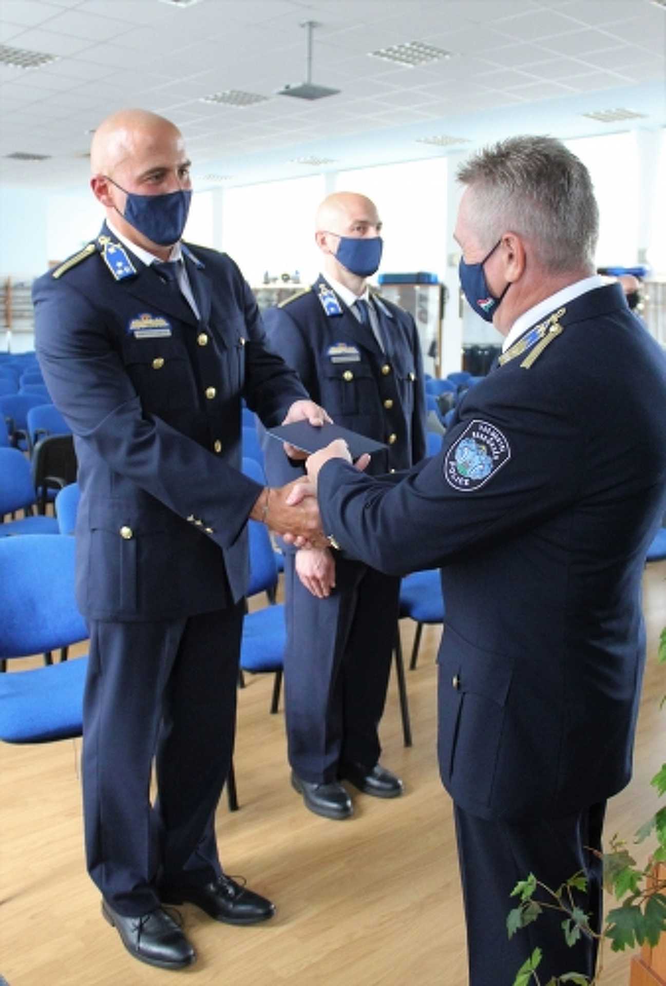 Jutalmat kaptak az unokázós csalókat elfogó szombathelyi rendőrök 