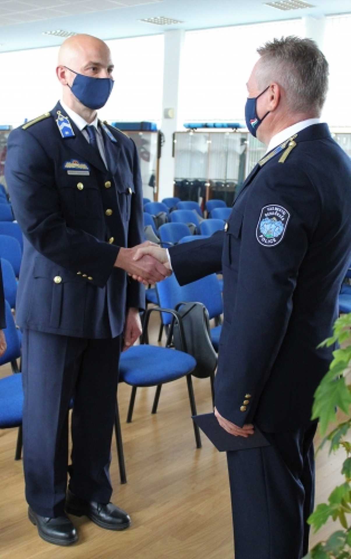 Jutalmat kaptak az unokázós csalókat elfogó szombathelyi rendőrök 