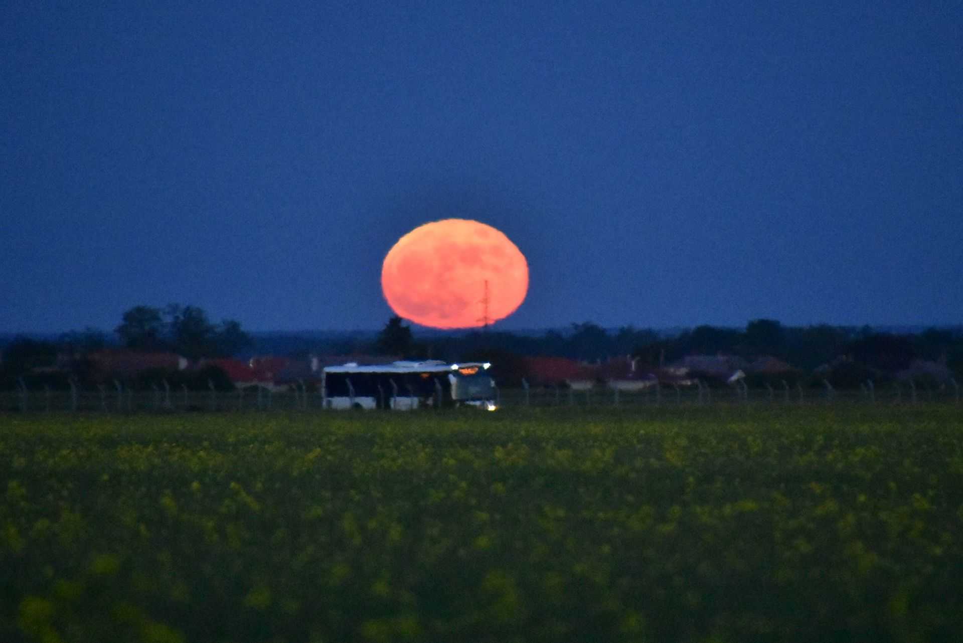 Ellipszis alakú hold Szombathely felett