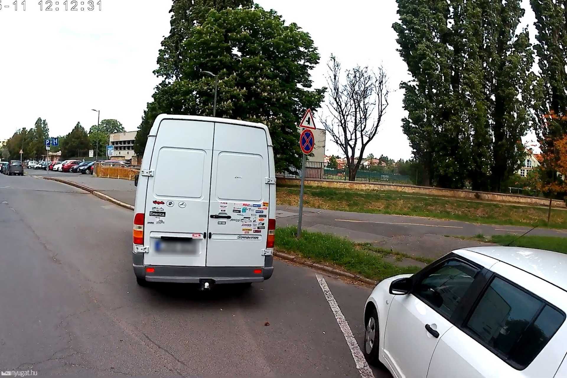 Szabálytalan és kreatív parkolások Szombathelyen: Markusovszky utca