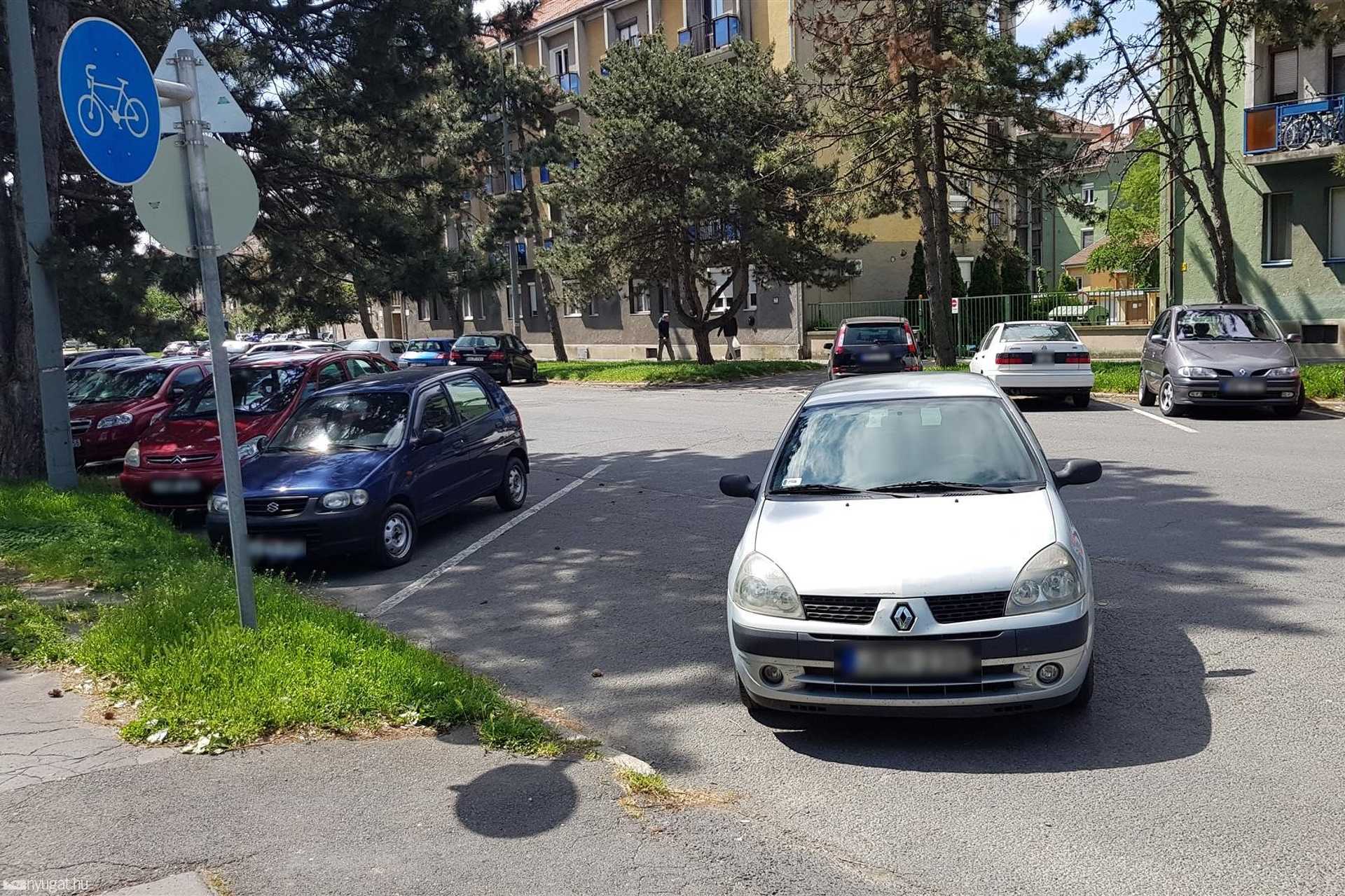 Szabálytalan és kreatív parkolások Szombathelyen: Markusovszky utca