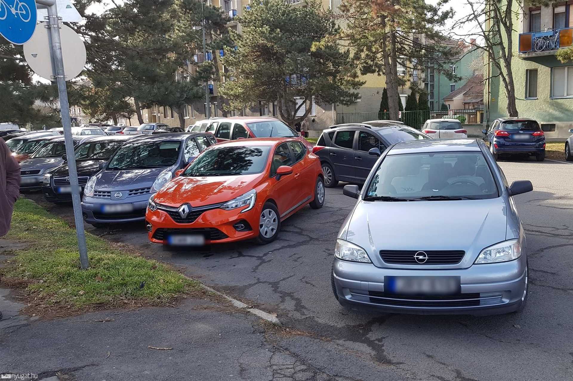 Szabálytalan és kreatív parkolások Szombathelyen: Markusovszky utca