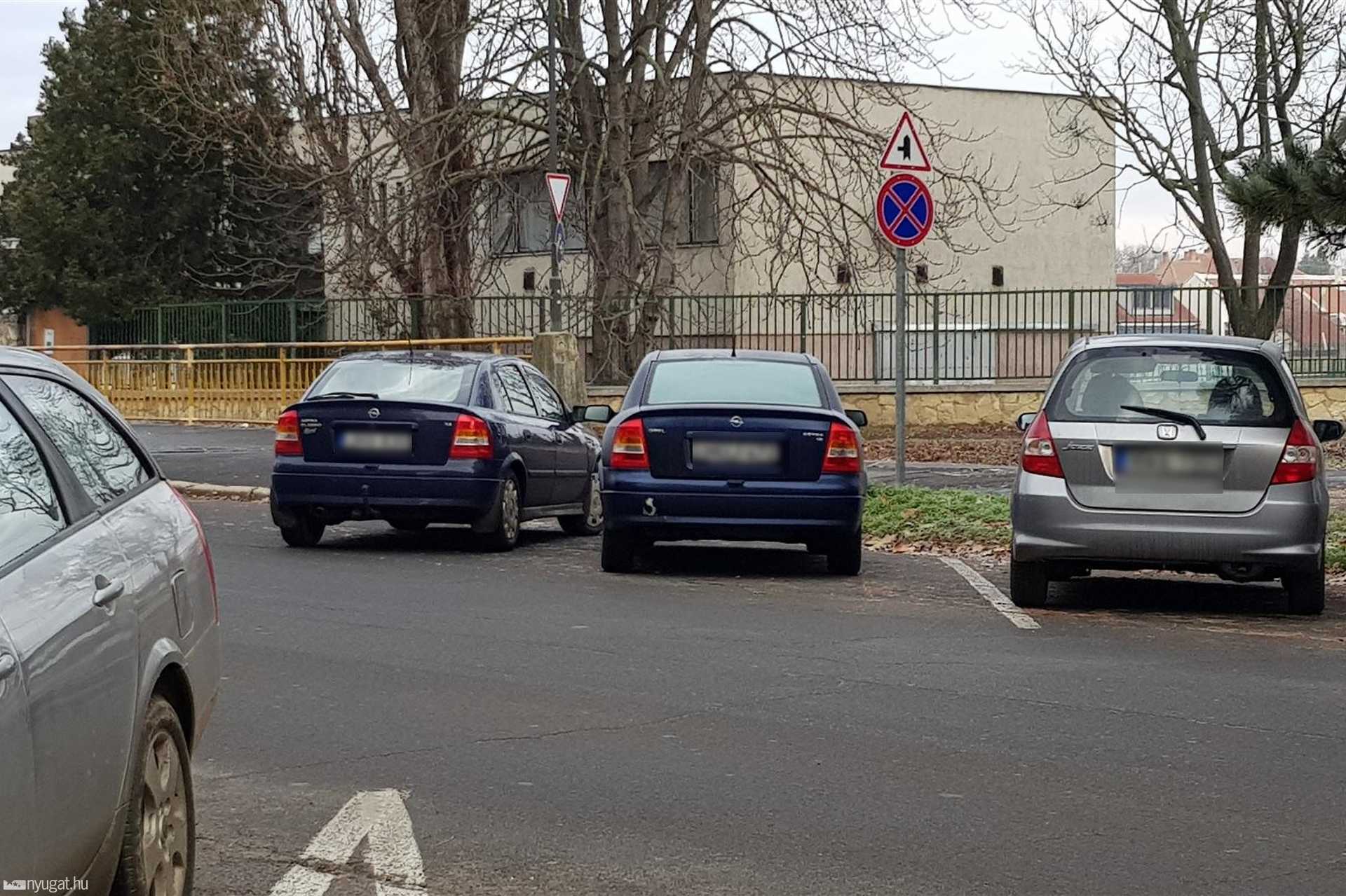 Szabálytalan és kreatív parkolások Szombathelyen: Markusovszky utca