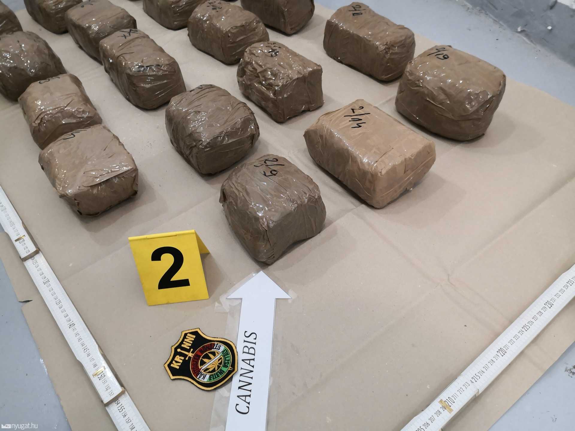 Akciófilmbe illő jelenetek a Készenléti Rendőrség FBI-jal közös akciójában 