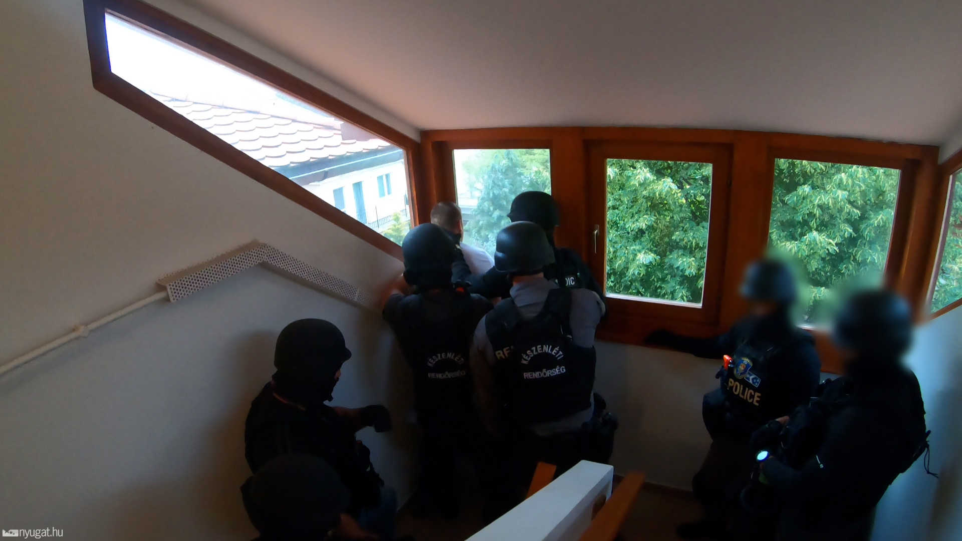 Akciófilmbe illő jelenetek a Készenléti Rendőrség FBI-jal közös akciójában 