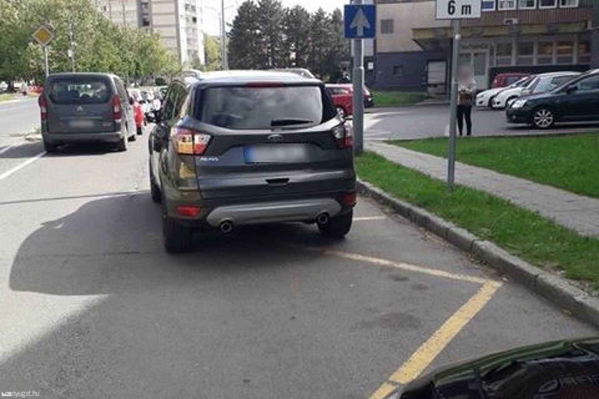 Szabálytalan és kreatív parkolások Szombathelyen: inkognitó taxik 