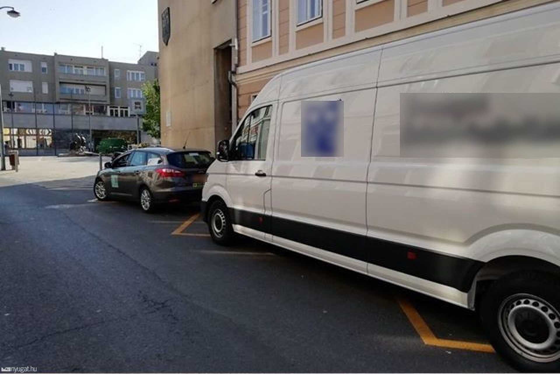 Szabálytalan és kreatív parkolások Szombathelyen: inkognitó taxik 