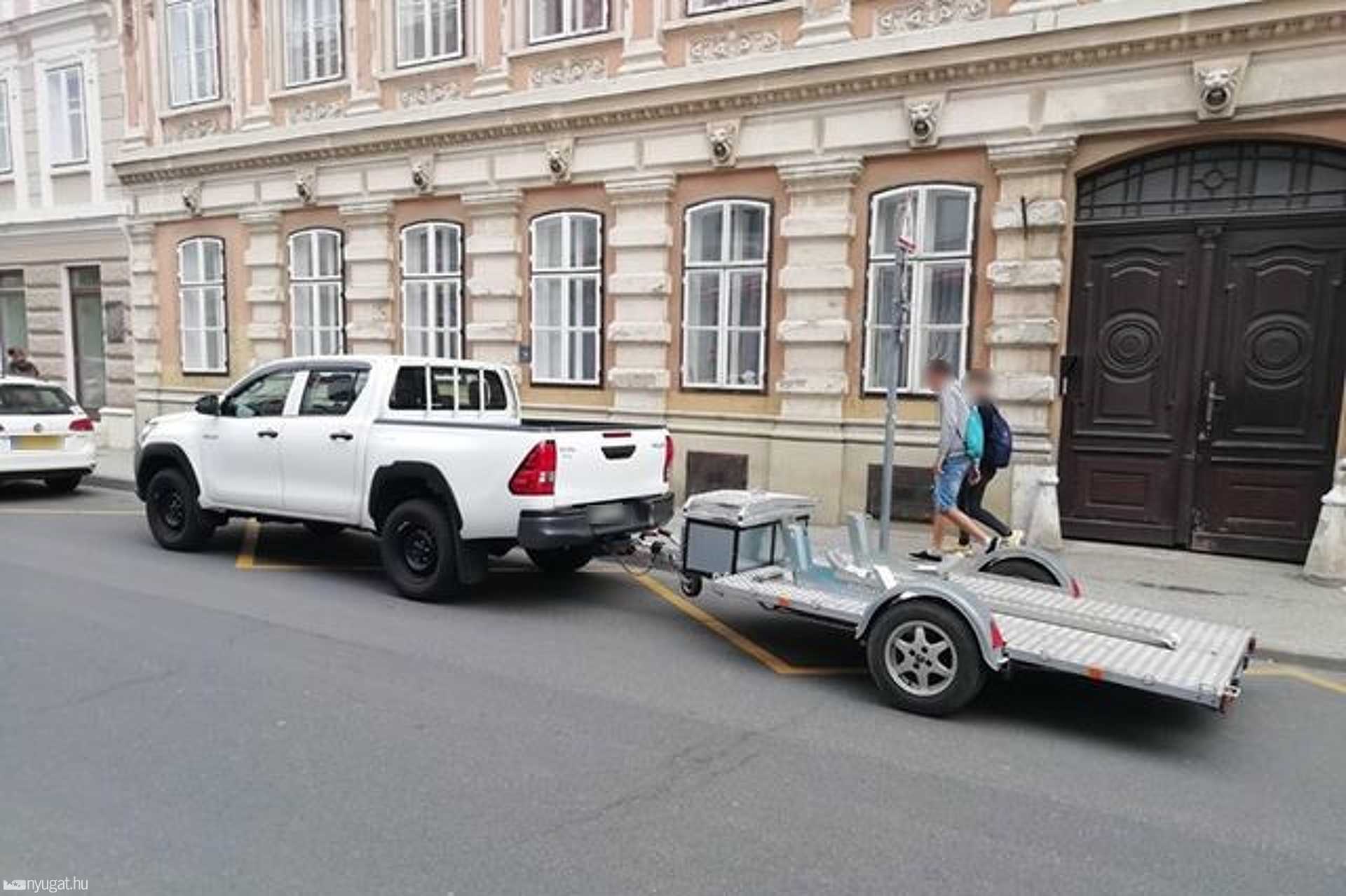 Szabálytalan és kreatív parkolások Szombathelyen: inkognitó taxik 