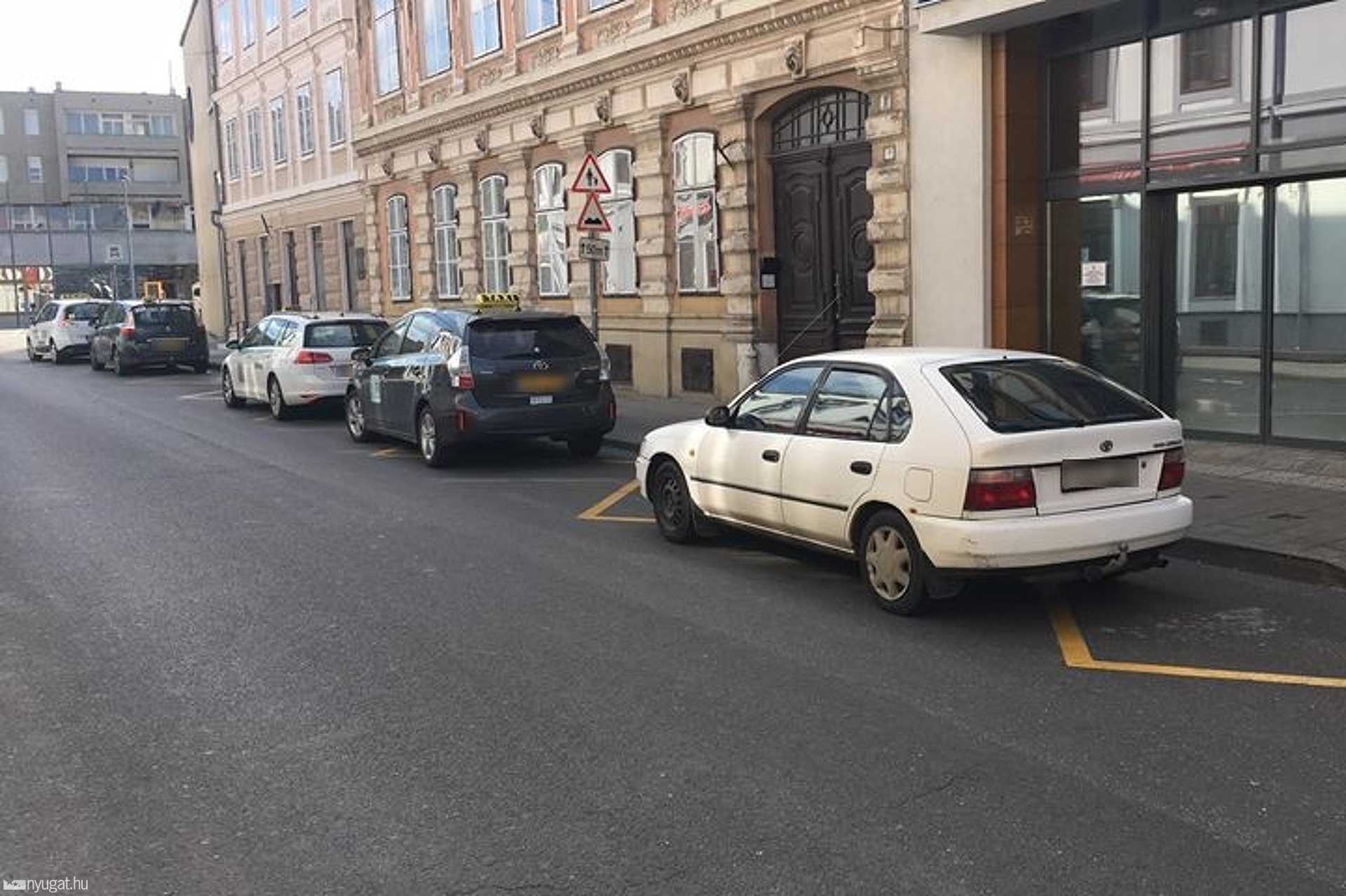 Szabálytalan és kreatív parkolások Szombathelyen: inkognitó taxik 