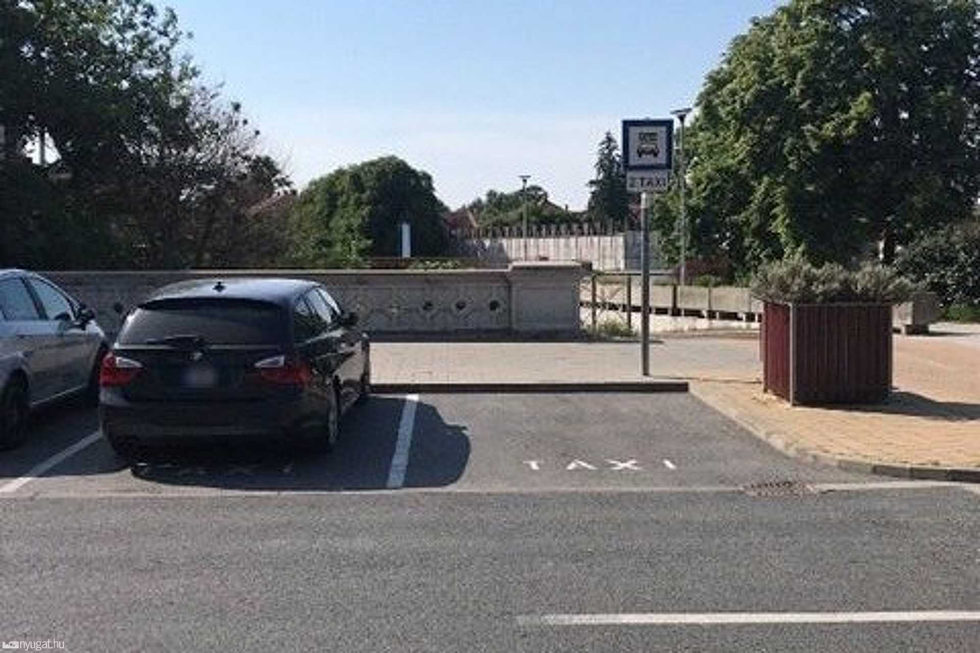 Szabálytalan és kreatív parkolások Szombathelyen: inkognitó taxik 