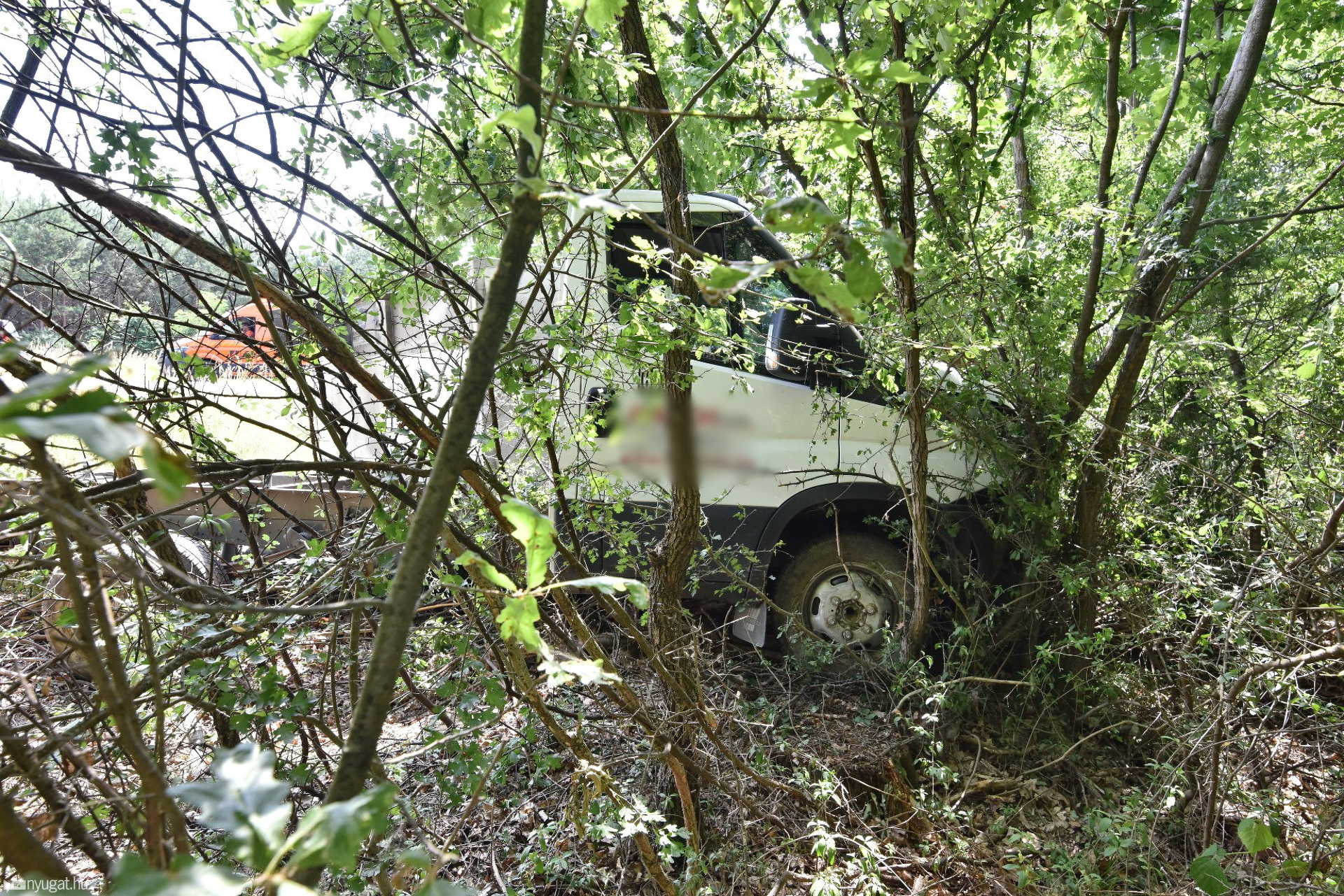 Fák közé csapódott egy Iveco hűtőautó a 88-as úton 
