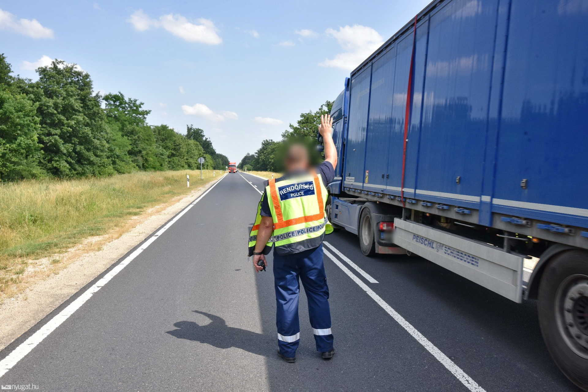 Fák közé csapódott egy Iveco hűtőautó a 88-as úton 