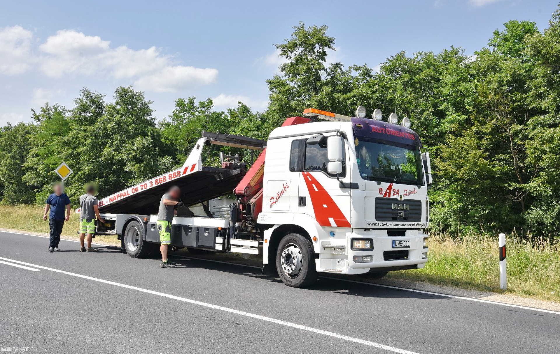 Fák közé csapódott egy Iveco hűtőautó a 88-as úton 