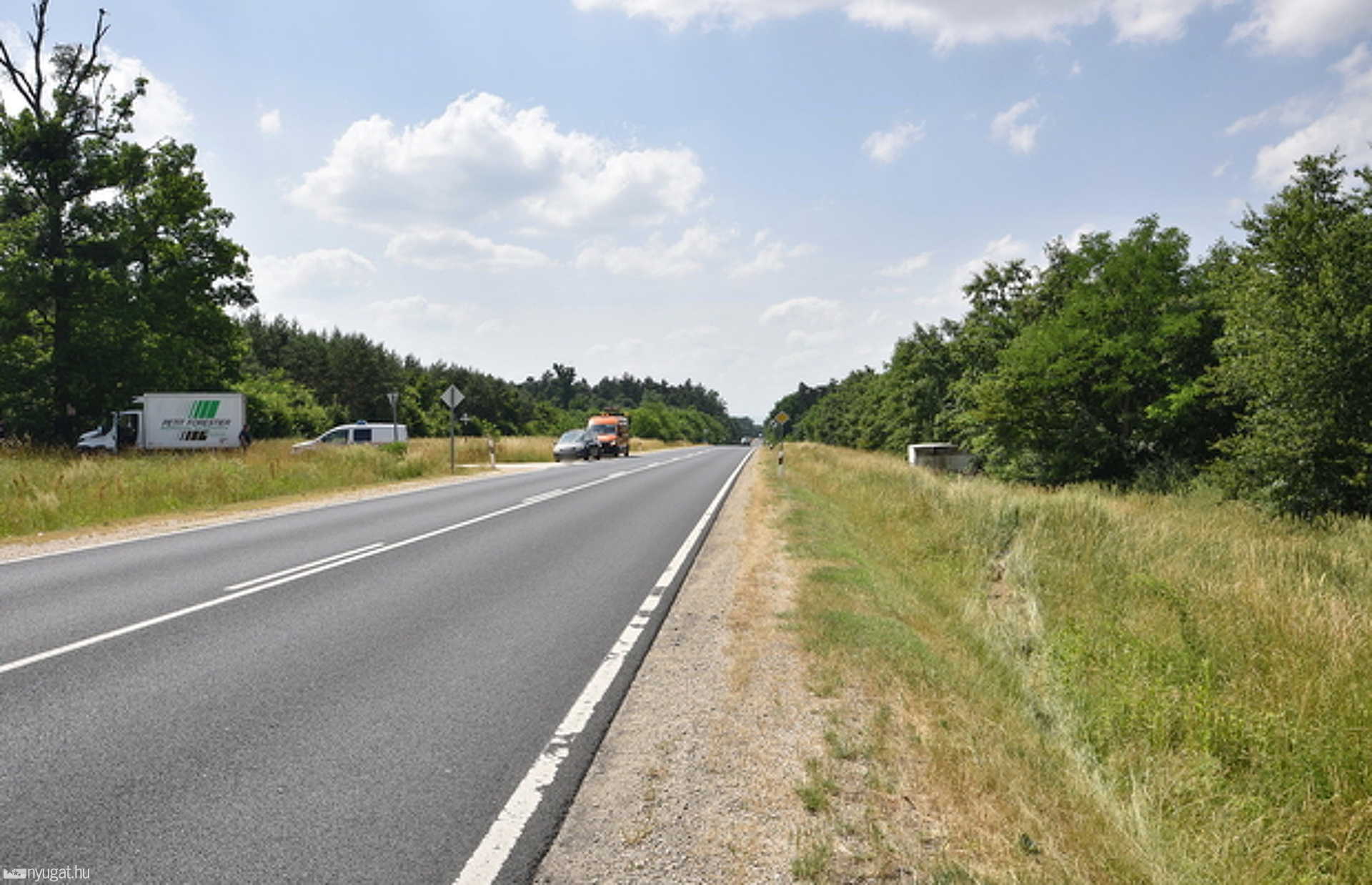 Fák közé csapódott egy Iveco hűtőautó a 88-as úton 