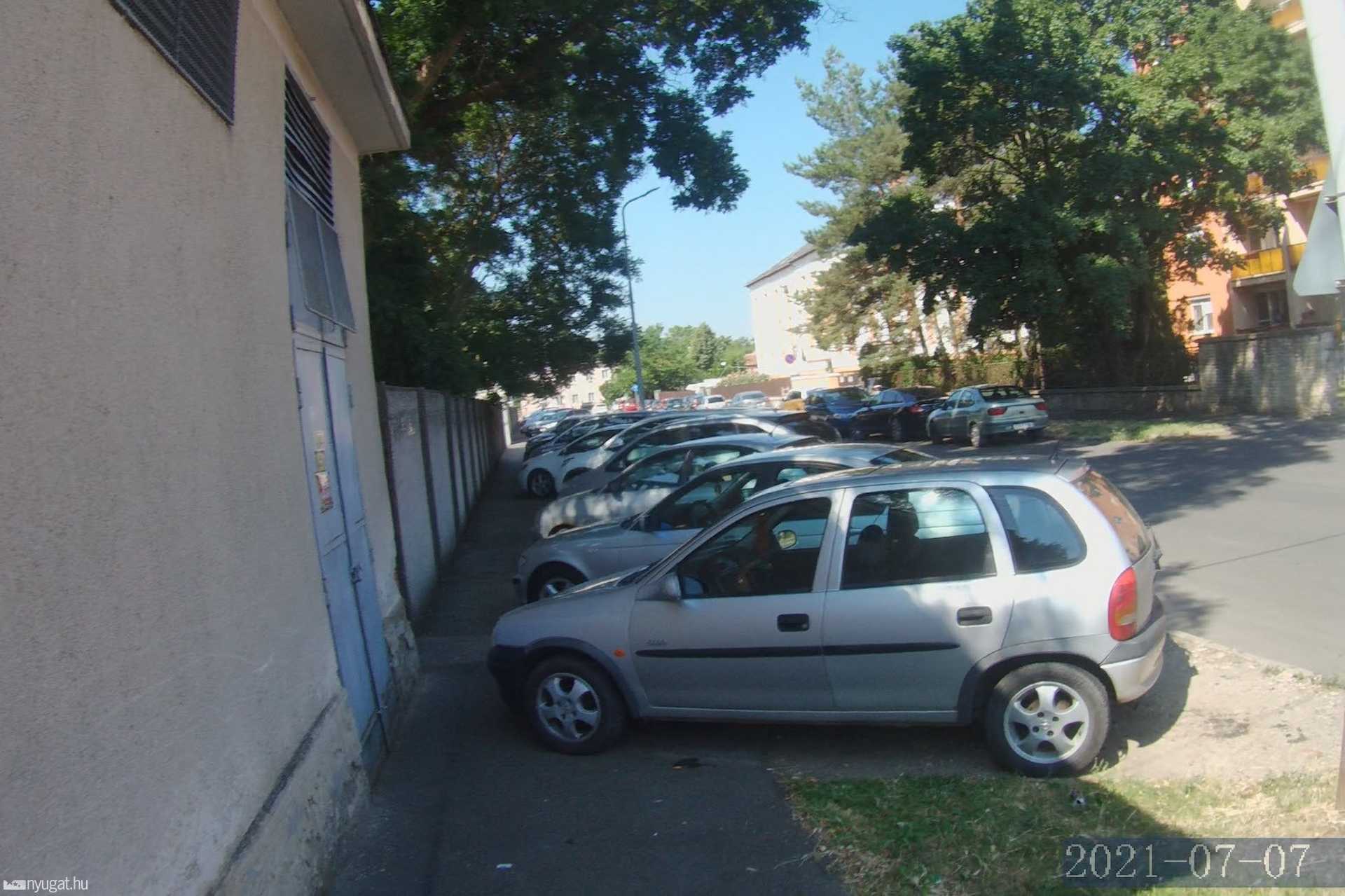 Szabálytalan és kreatív parkolások Szombathelyen - Rendőrség, Deák Ferenc utca