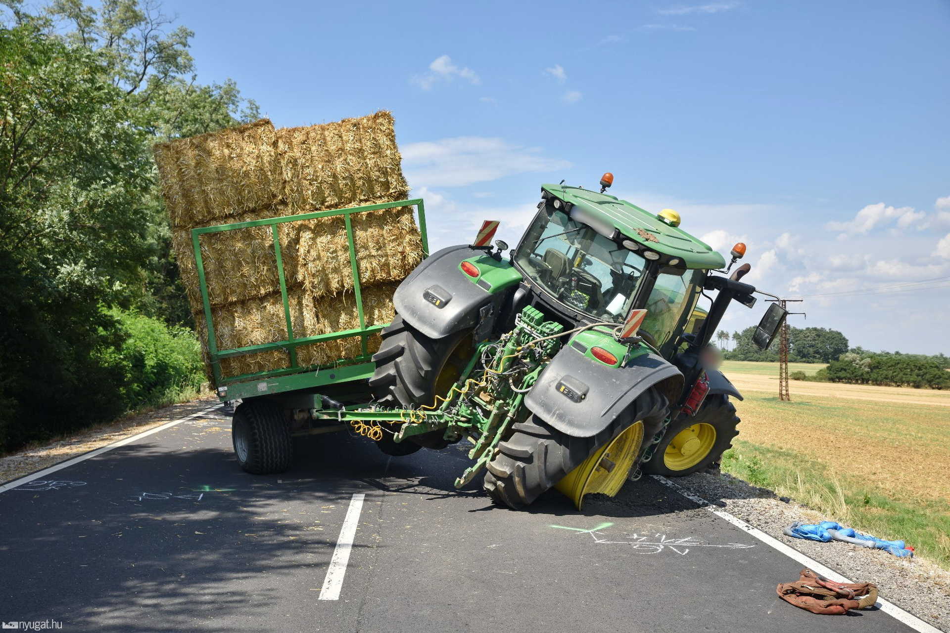 Kamion szorított le traktort 
