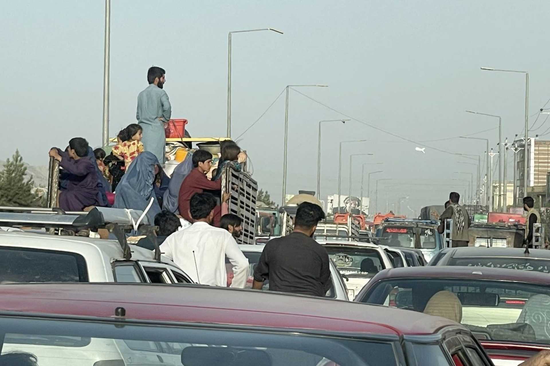  Afgán családok menekülnek az elfoglalt Kabulból