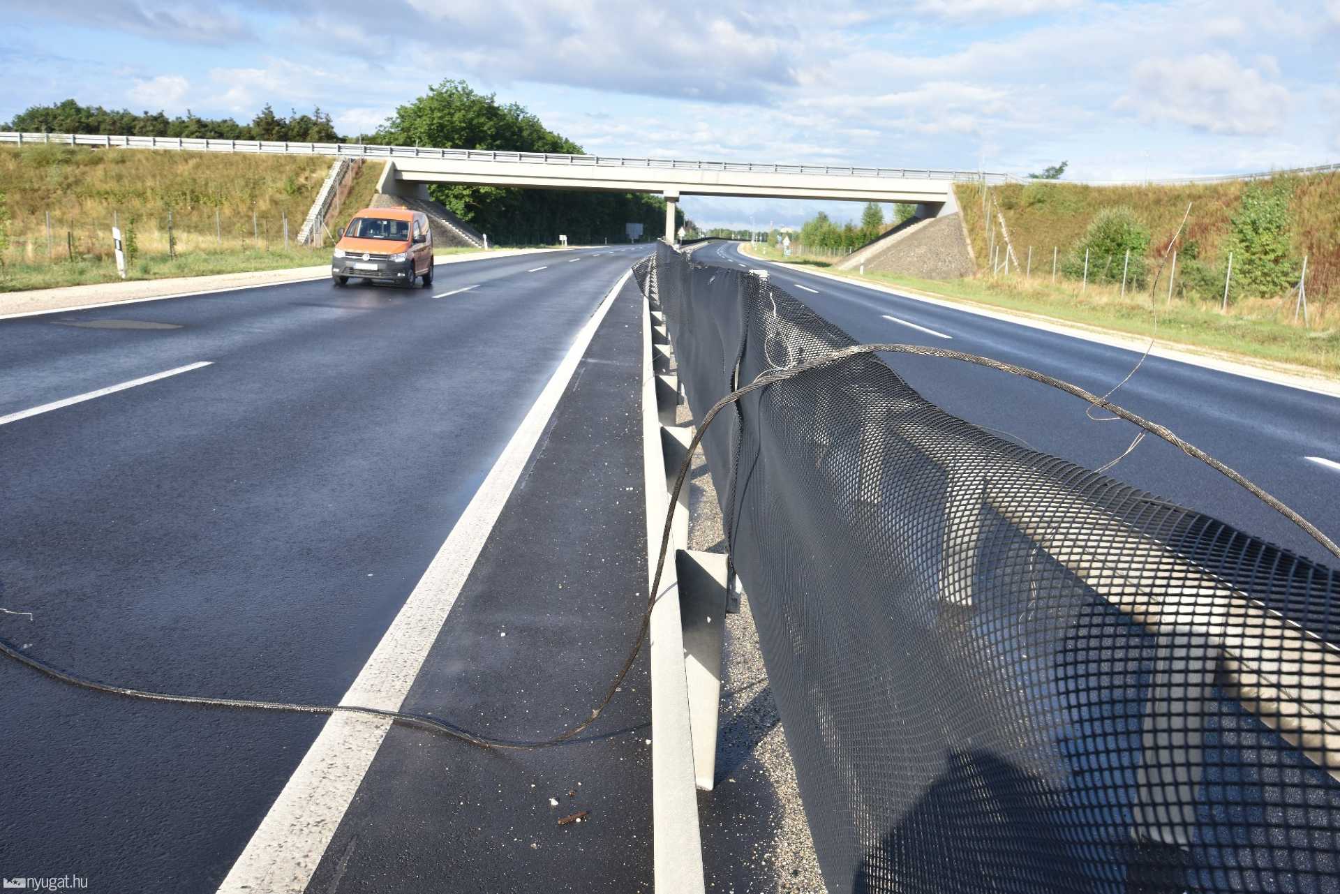 Leszakadt egy 20 kV-os vezeték az M86-oson