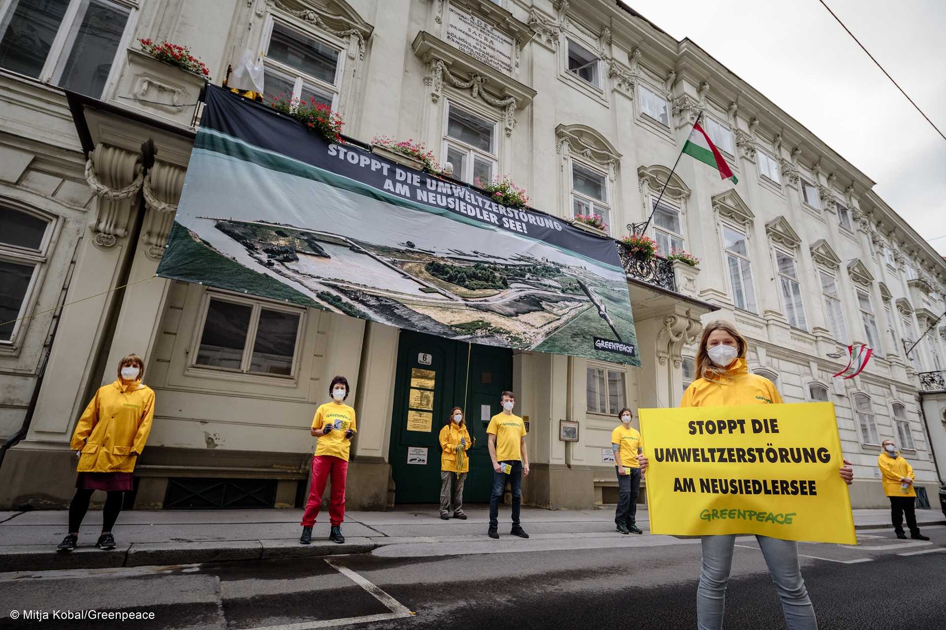 Tüntetés a bécsi magyar nagykövetség előtt