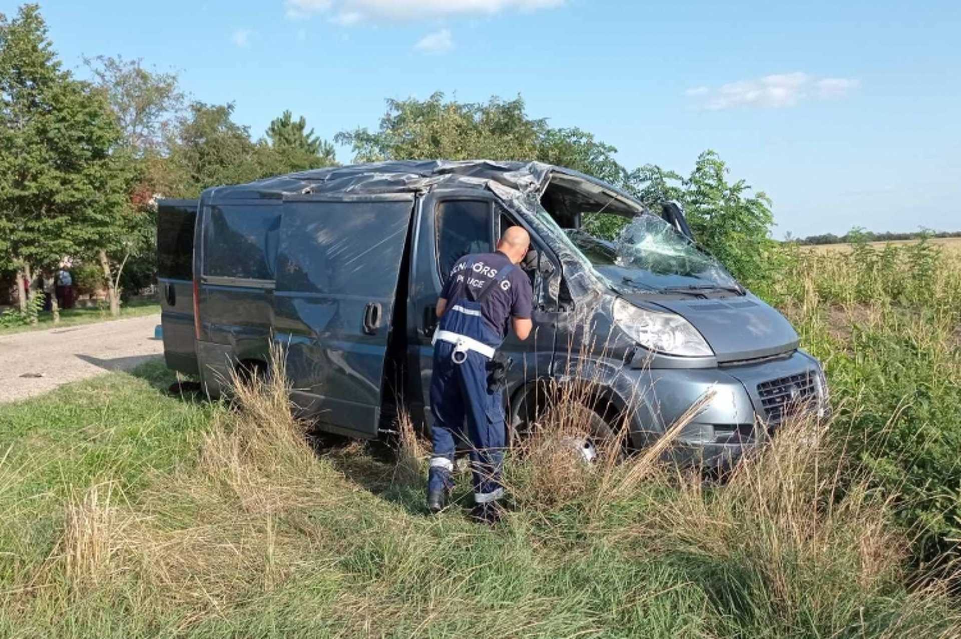 Felborult egy menekültekkel teli kisbusz 