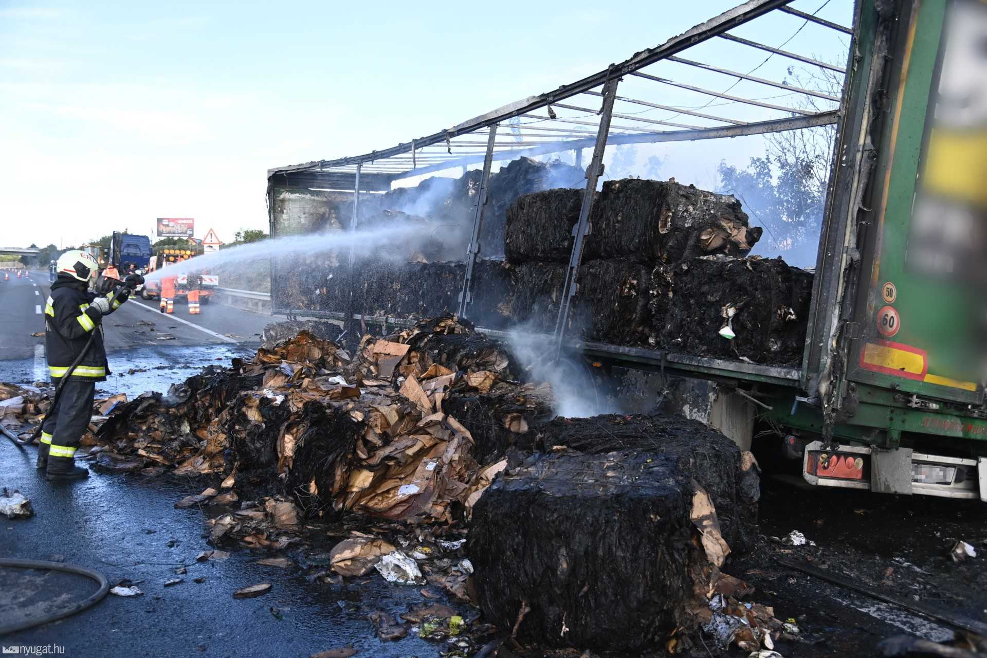 Kiégett egy kamion az M7-esen, a közelben egy rabszállító is ütközött