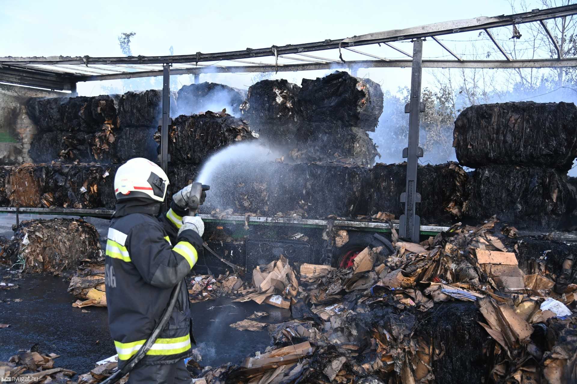 Kiégett egy kamion az M7-esen, a közelben egy rabszállító is ütközött