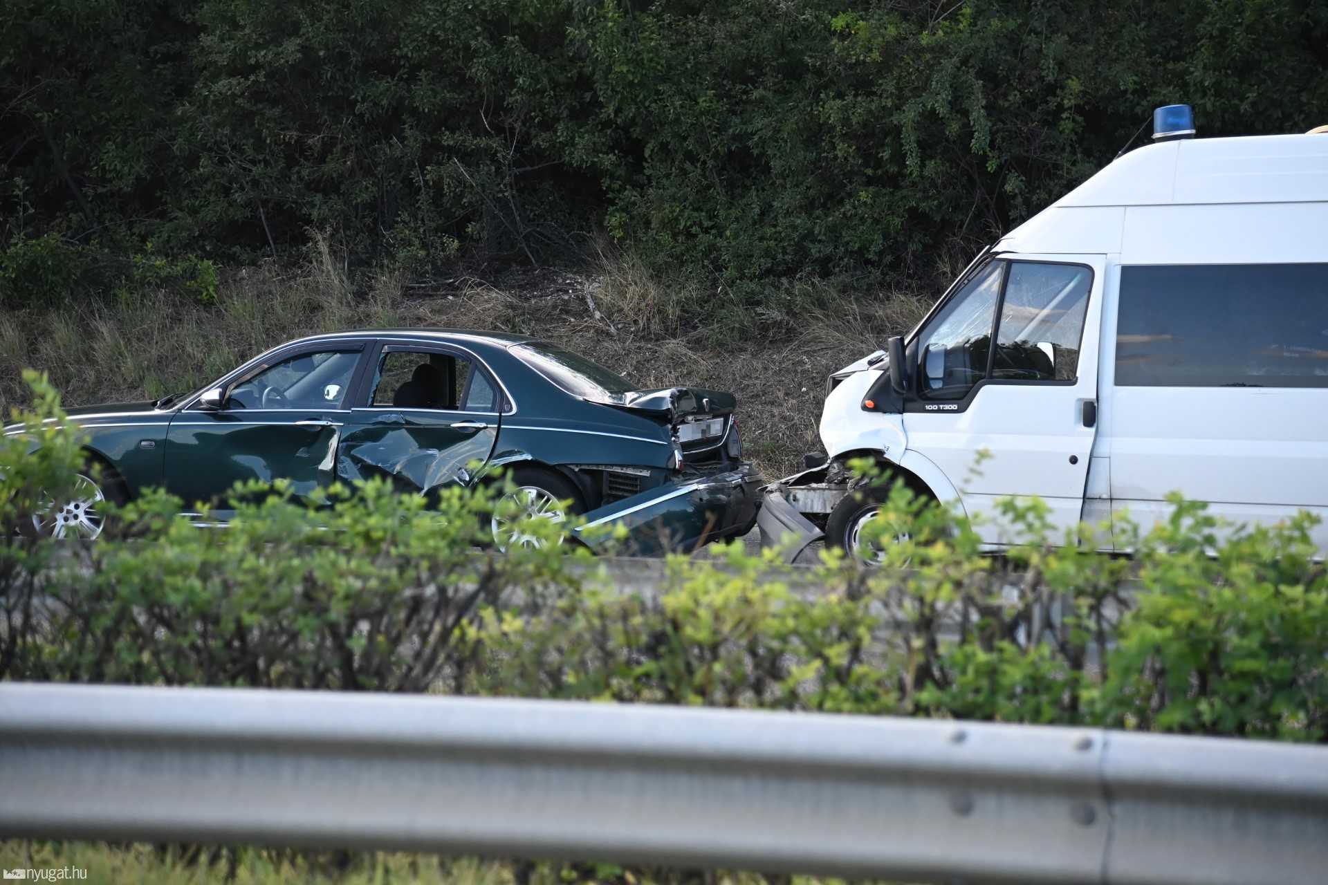 Kiégett egy kamion az M7-esen, a közelben egy rabszállító is ütközött