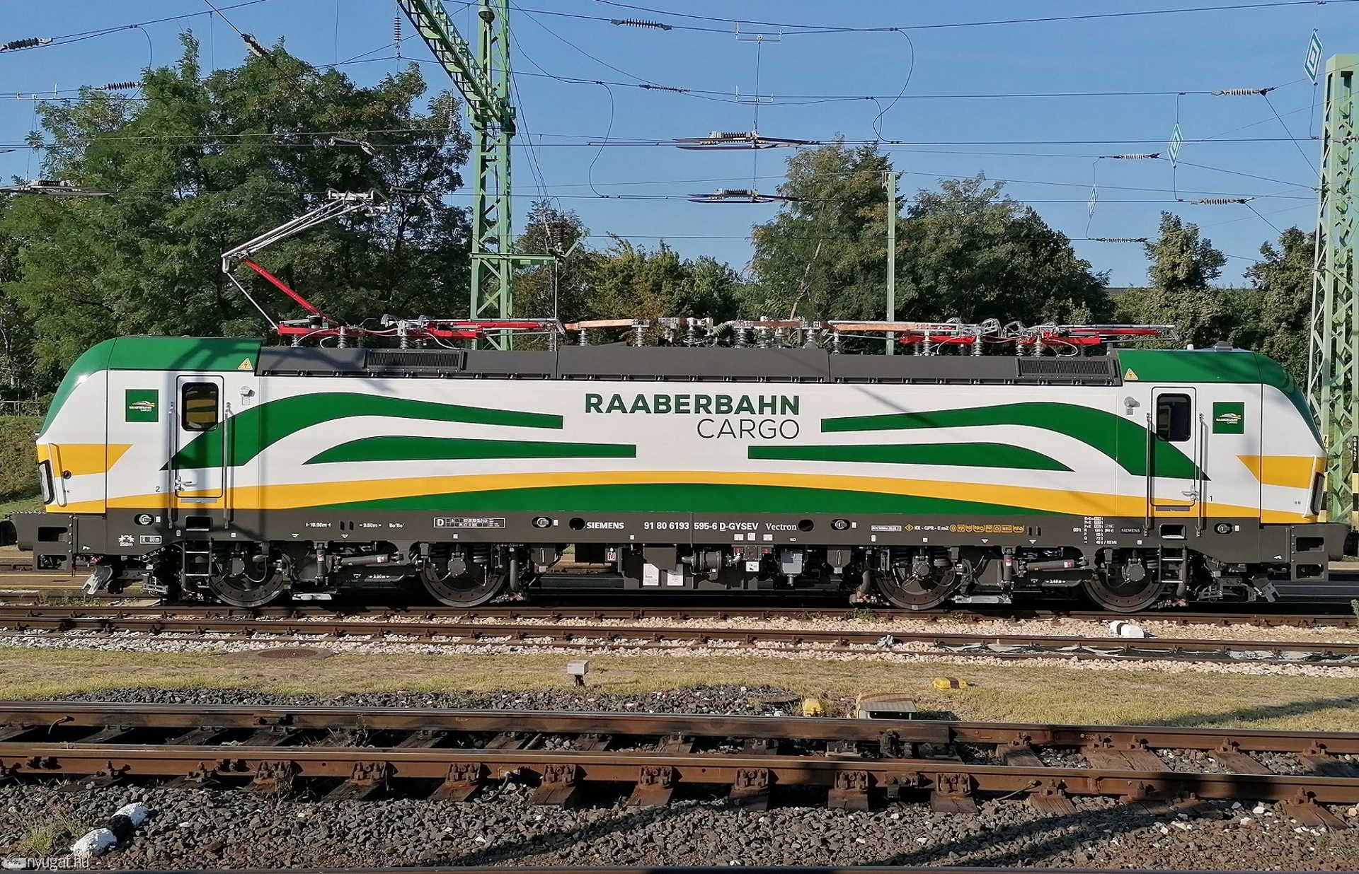 A Siemens Vectron MS A típusú mozdony többáramnemű, így valamennyi európai országban közlekedhet.