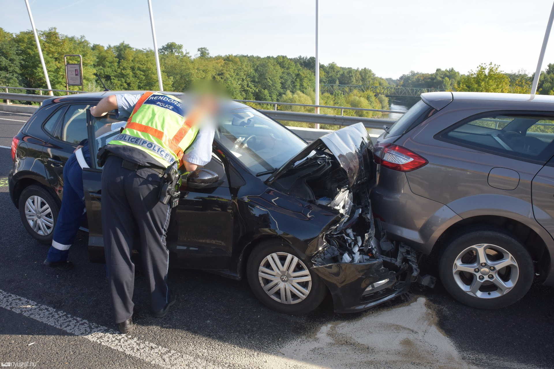 Fékezés nélkül hajtott álló Fordba egy VW a sárvári Nádasdy hídon 