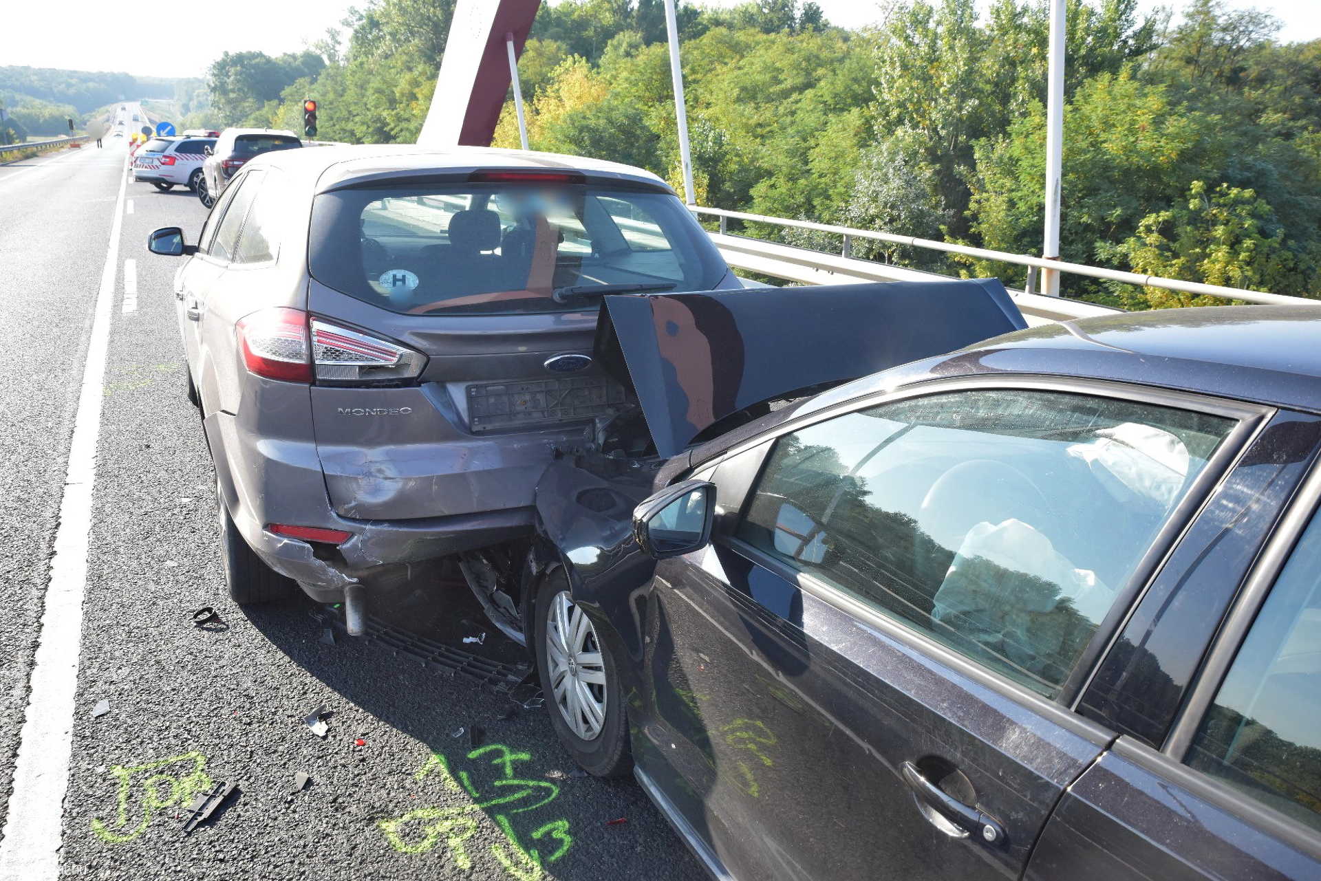 Fékezés nélkül hajtott álló Fordba egy VW a sárvári Nádasdy hídon 