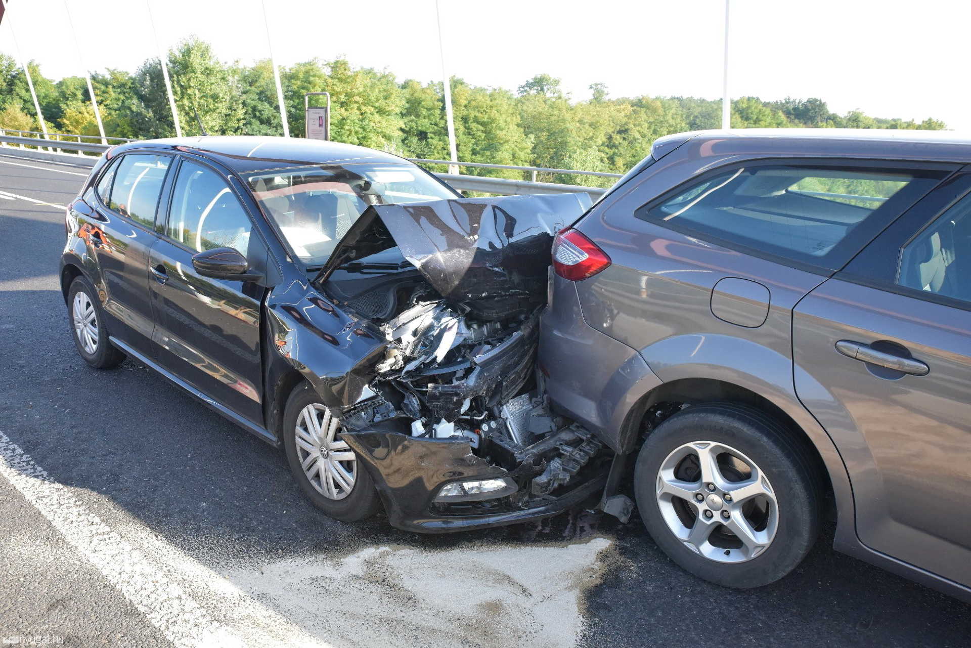 Fékezés nélkül hajtott álló Fordba egy VW a sárvári Nádasdy hídon 