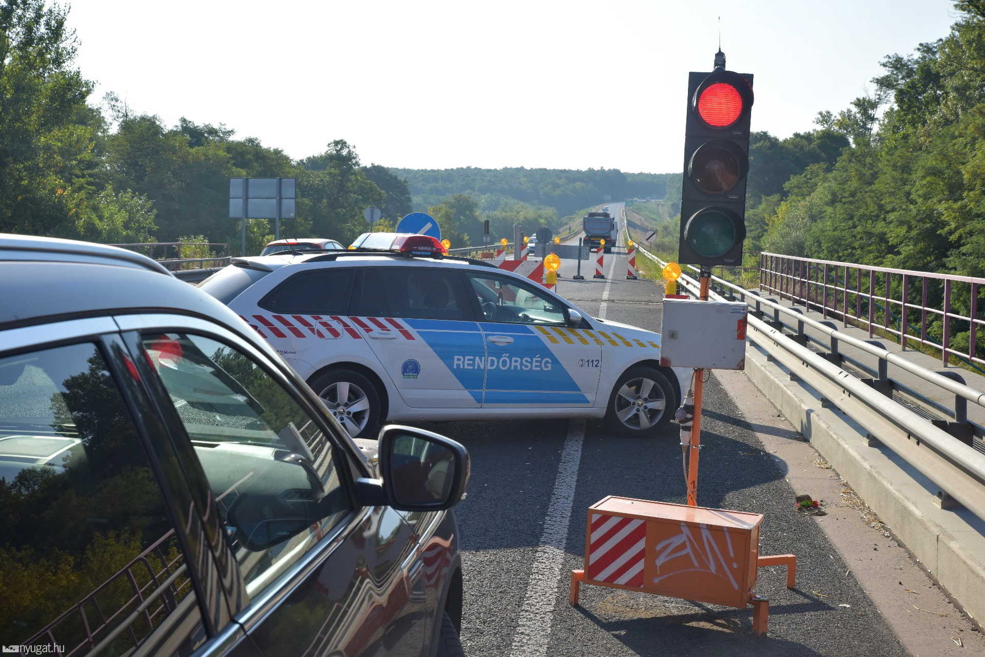 Fékezés nélkül hajtott álló Fordba egy VW a sárvári Nádasdy hídon 