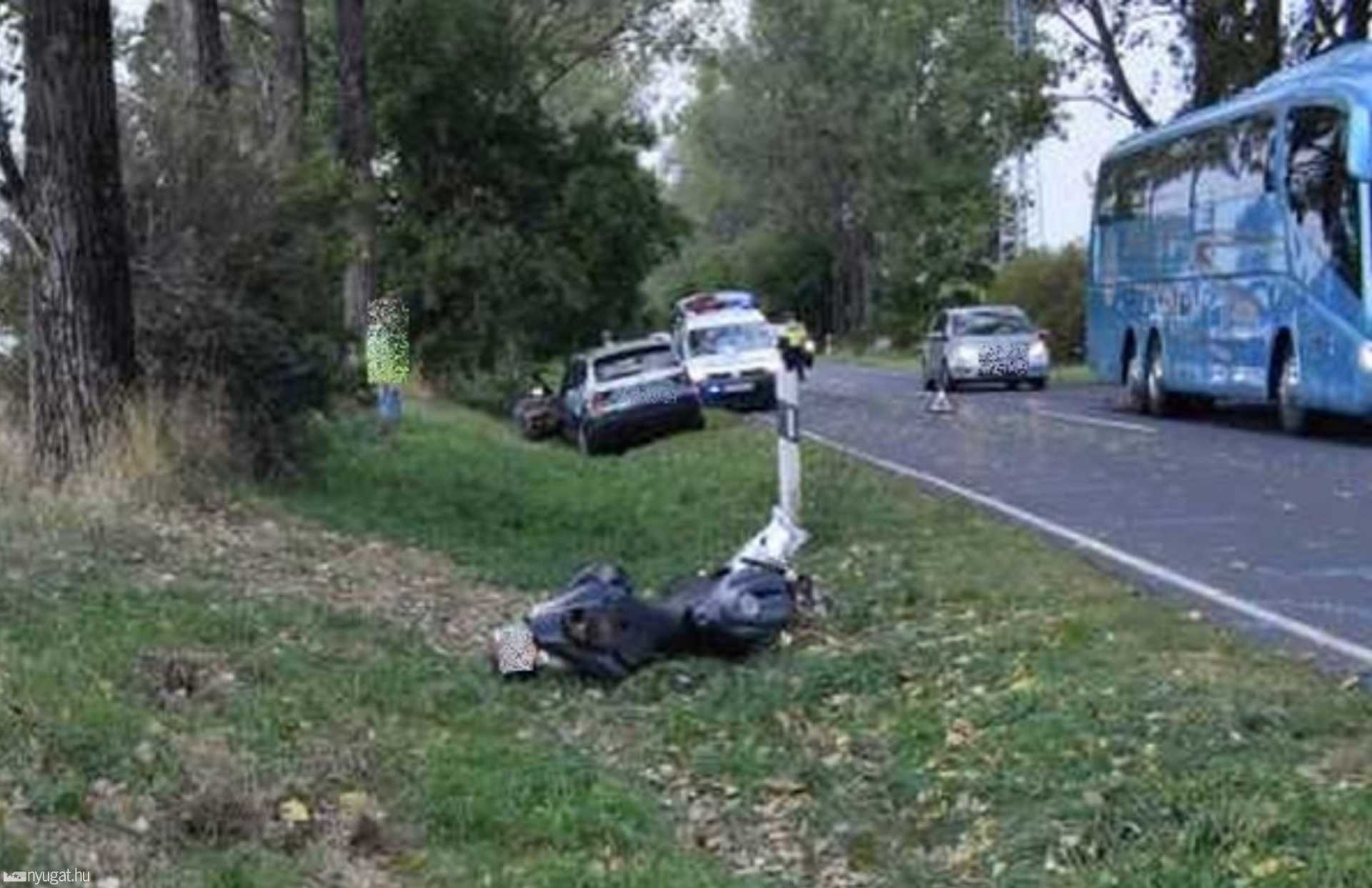 A motorost mentő vitte kórházba, súlyosan megsérült.