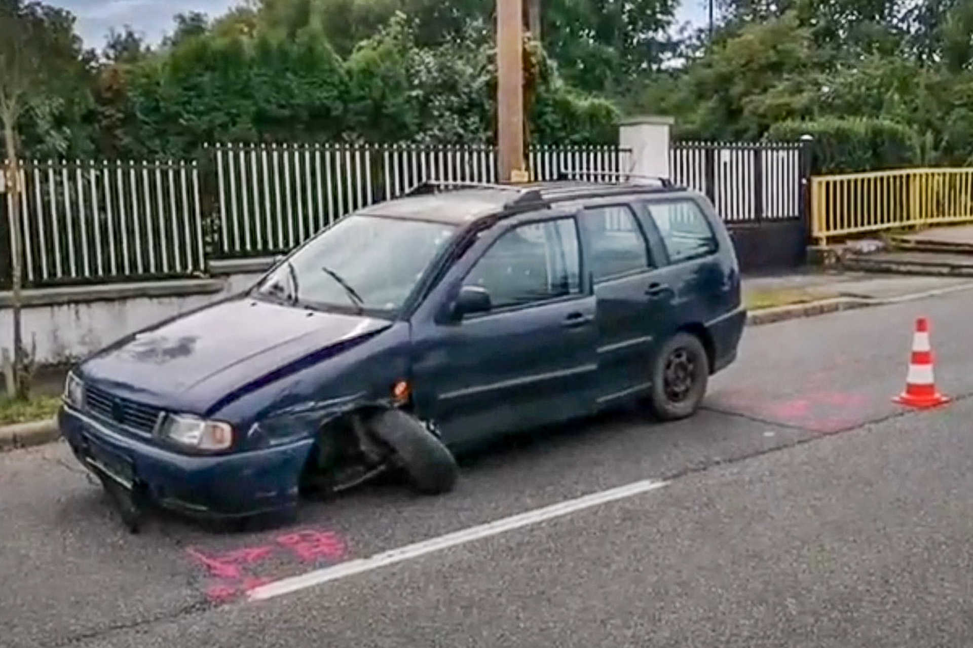 A balesetet okozó kombinak kitört a kereke
