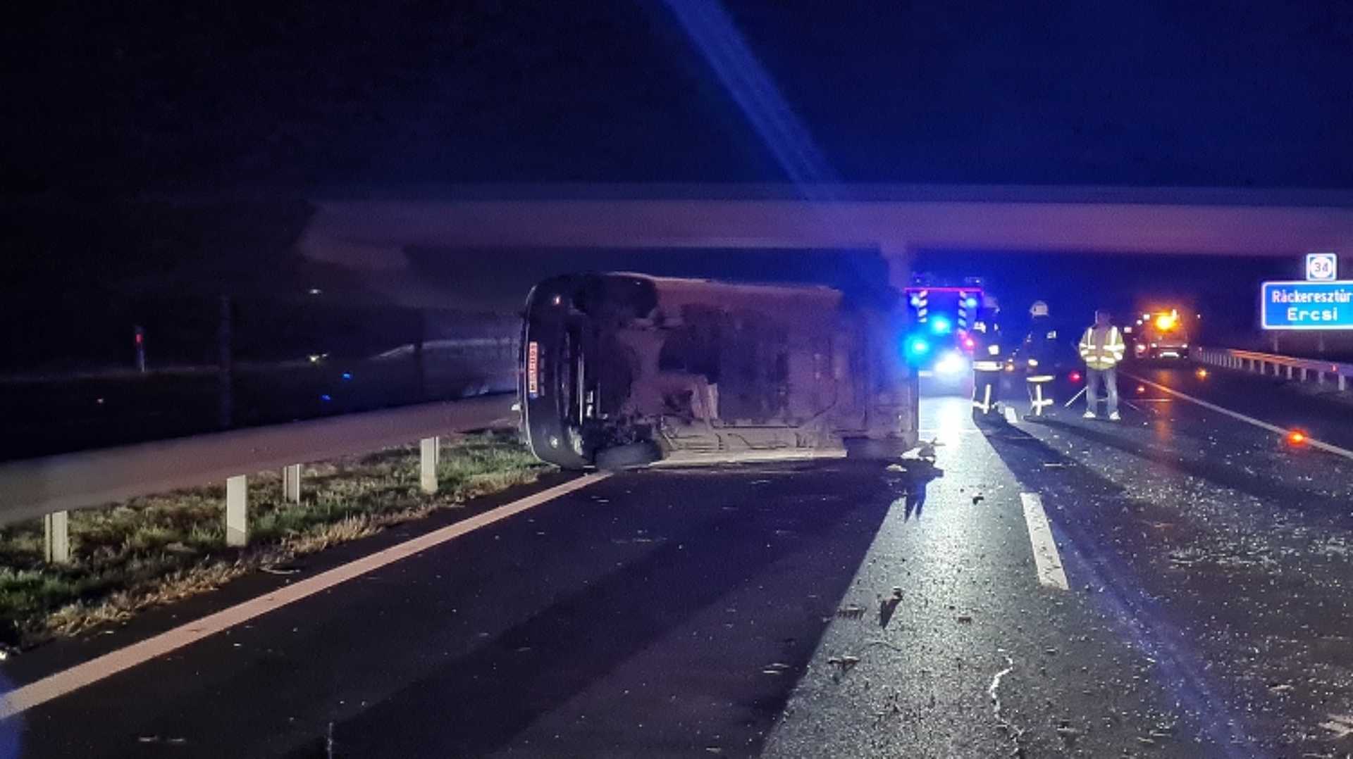 Ketten meghaltak, hatan megsérültek az M6-os autópályán történt balesetben
