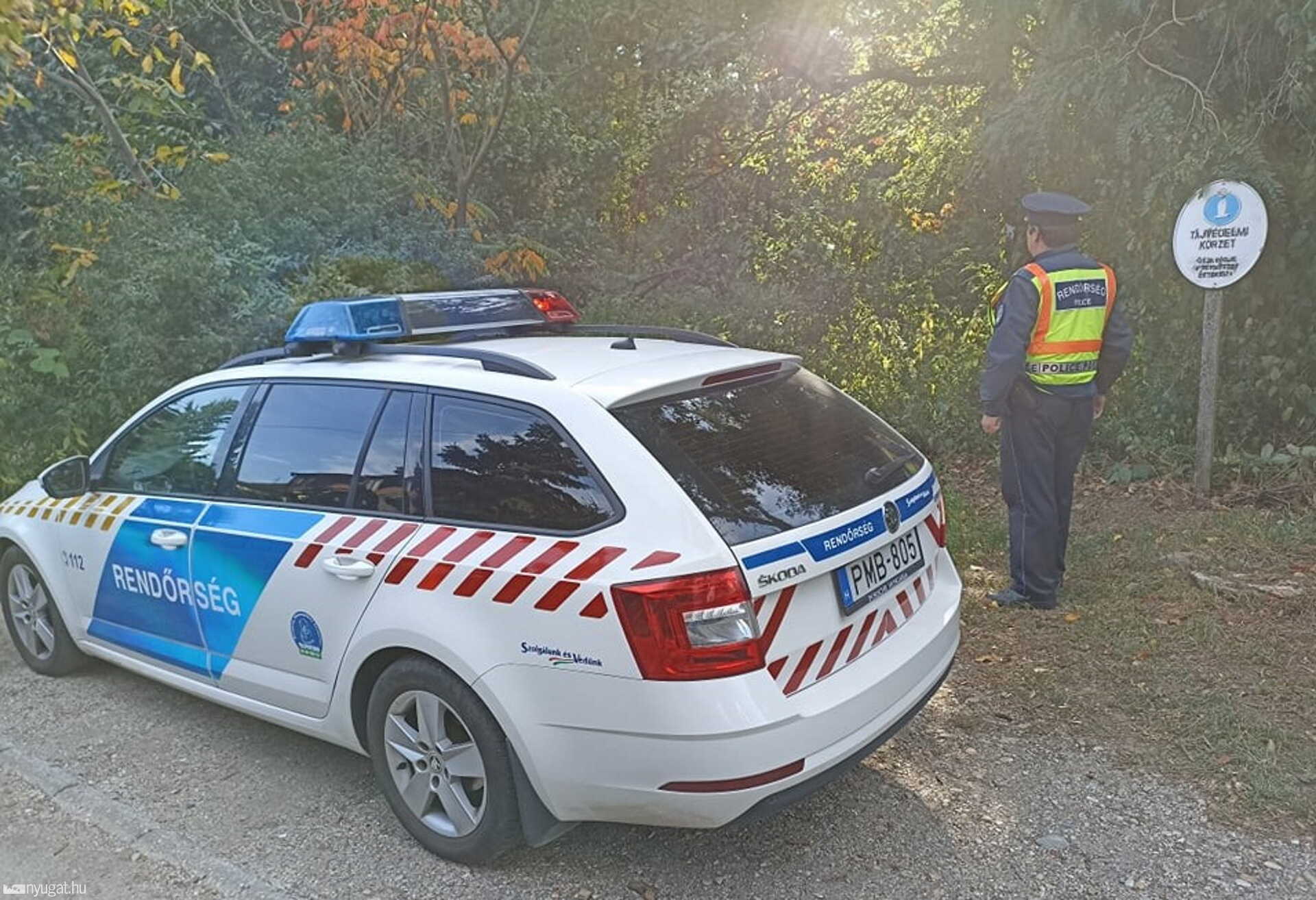 A sziréna hangja segítette a tájékozódásban.
