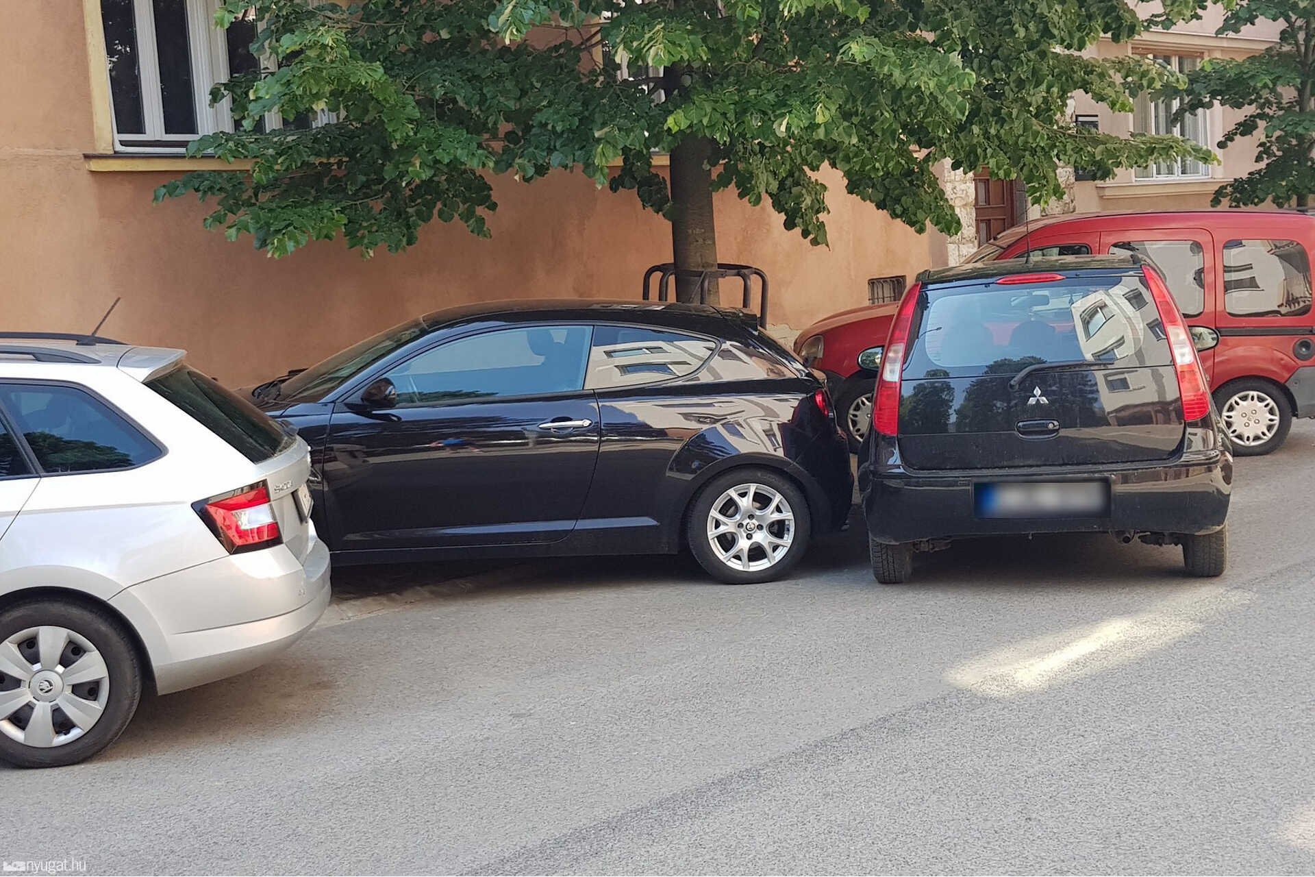 Szabálytalan és kreatív parkolások Szombathelyen: átlósan, keresztbe, összevissza