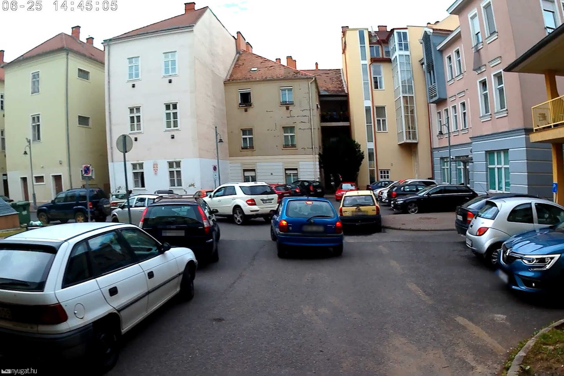 Szabálytalan és kreatív parkolások Szombathelyen: átlósan, keresztbe, összevissza