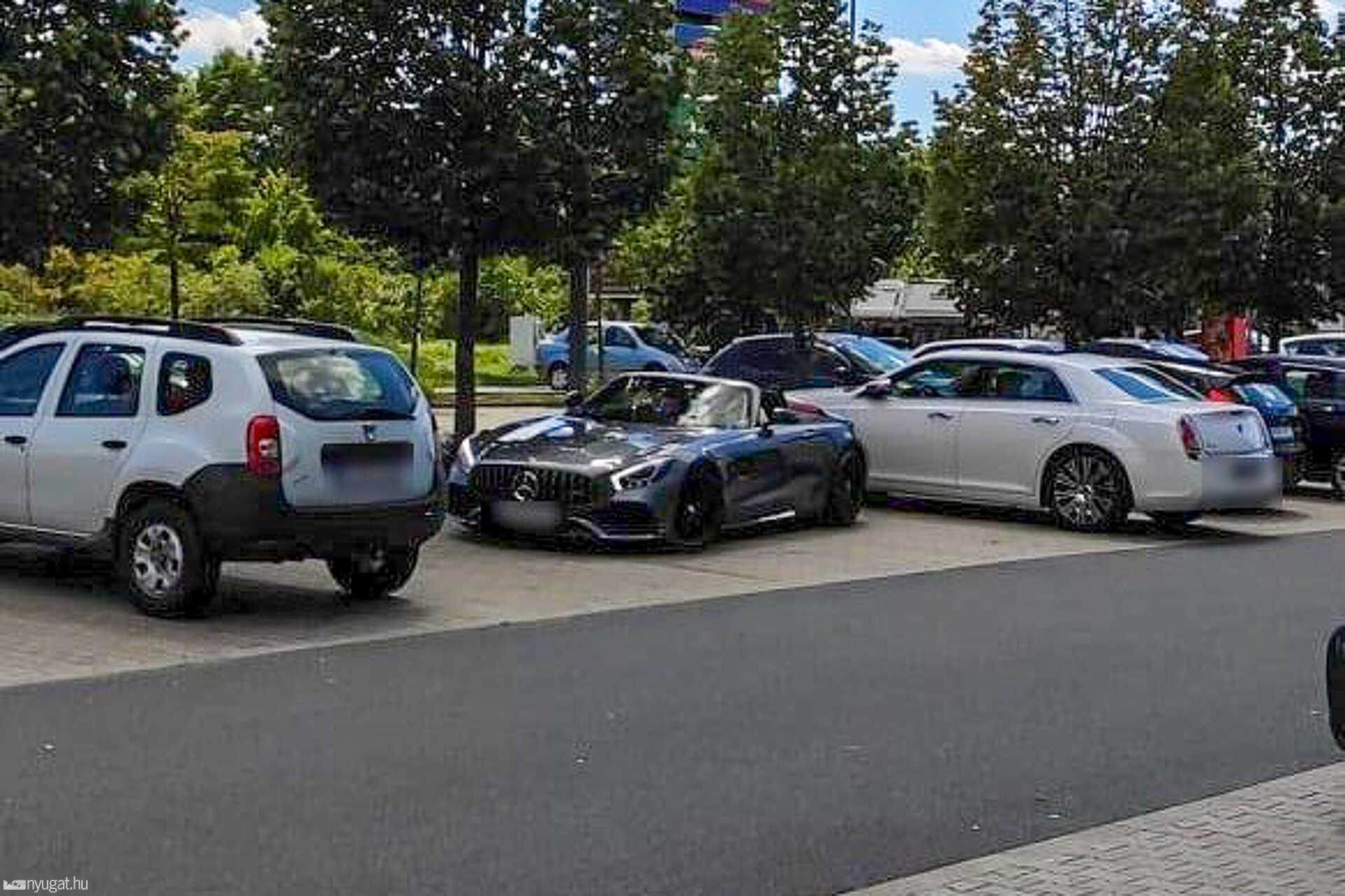 Szabálytalan és kreatív parkolások Szombathelyen: átlósan, keresztbe, összevissza