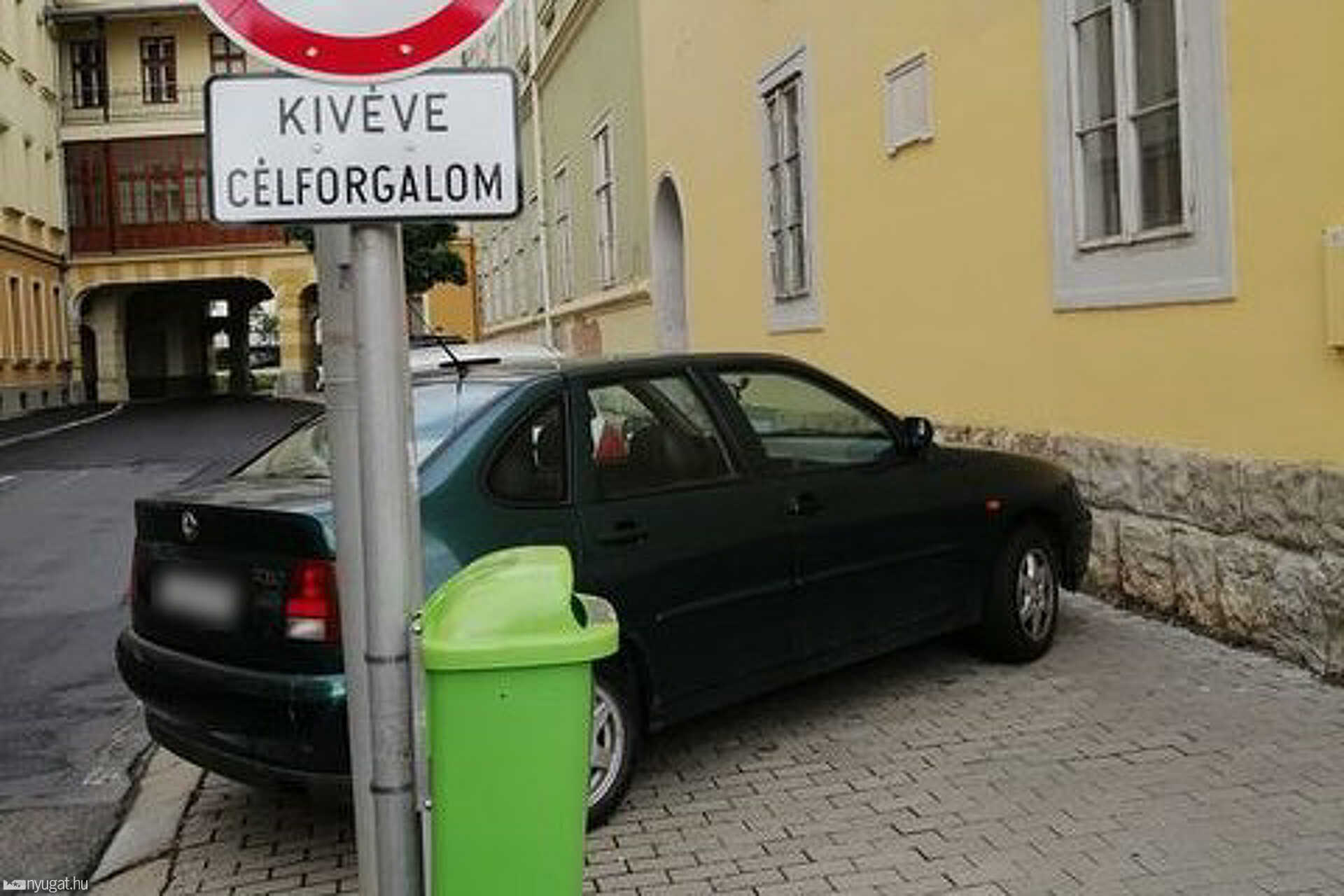 Szabálytalan és kreatív parkolások Szombathelyen: átlósan, keresztbe, összevissza