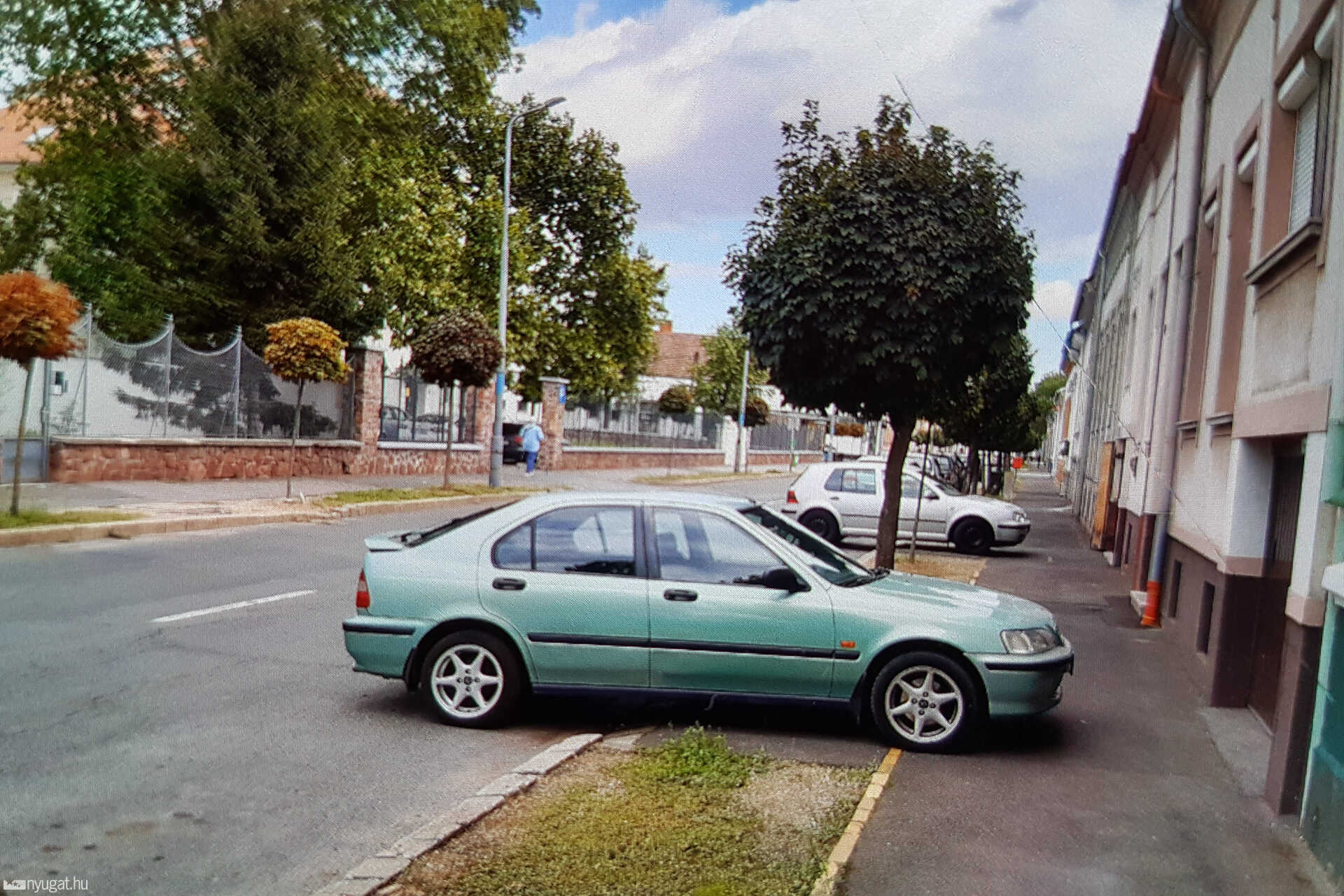 Szabálytalan és kreatív parkolások Szombathelyen: átlósan, keresztbe, összevissza