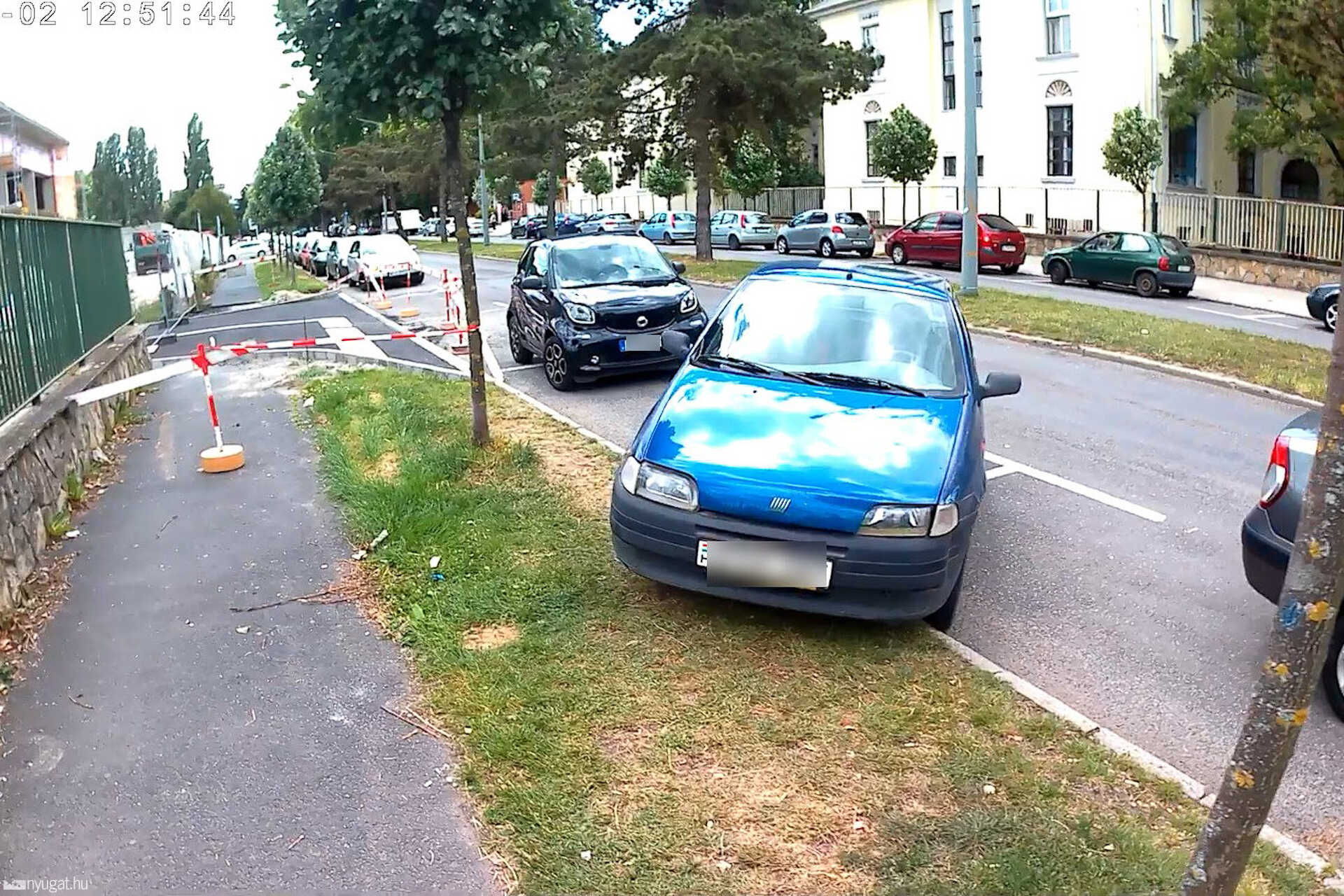 Szabálytalan és kreatív parkolások Szombathelyen: átlósan, keresztbe, összevissza