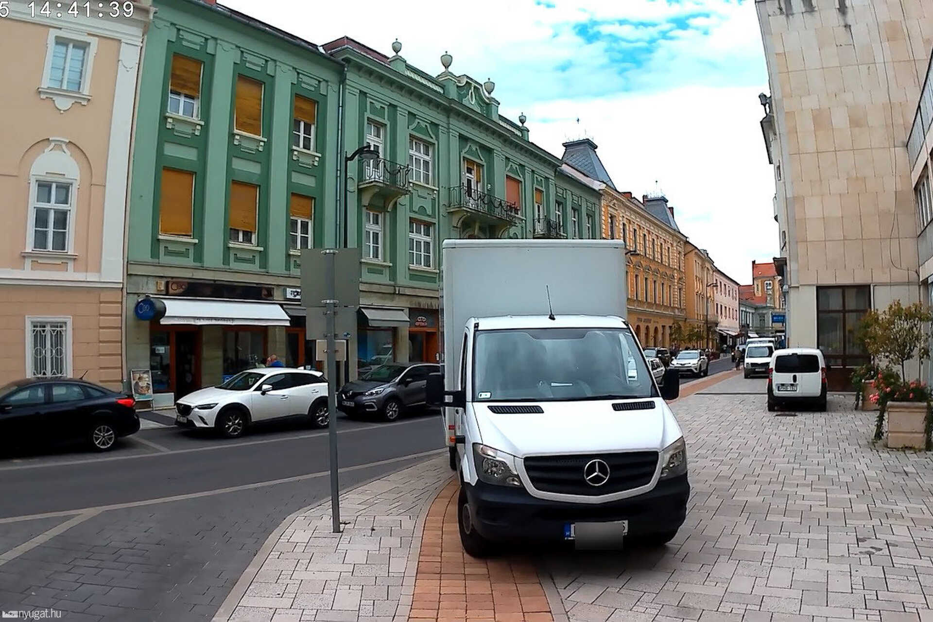 Szabálytalan és kreatív parkolások Szombathelyen: átlósan, keresztbe, összevissza